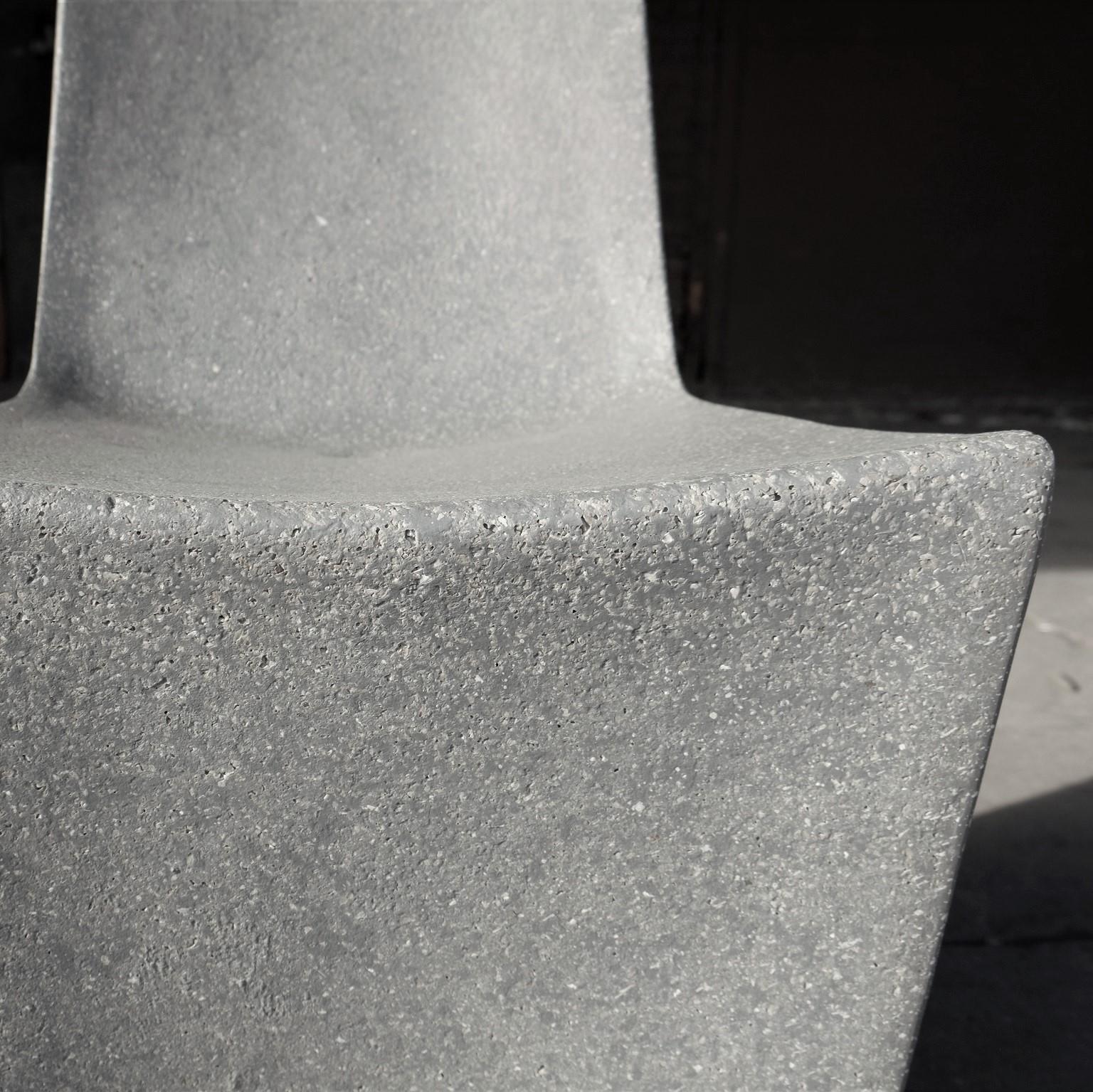 XXIe siècle et contemporain Chaise de salle à manger Stone en résine moulée, finition en pierre grise Key par Zachary A. Design en vente