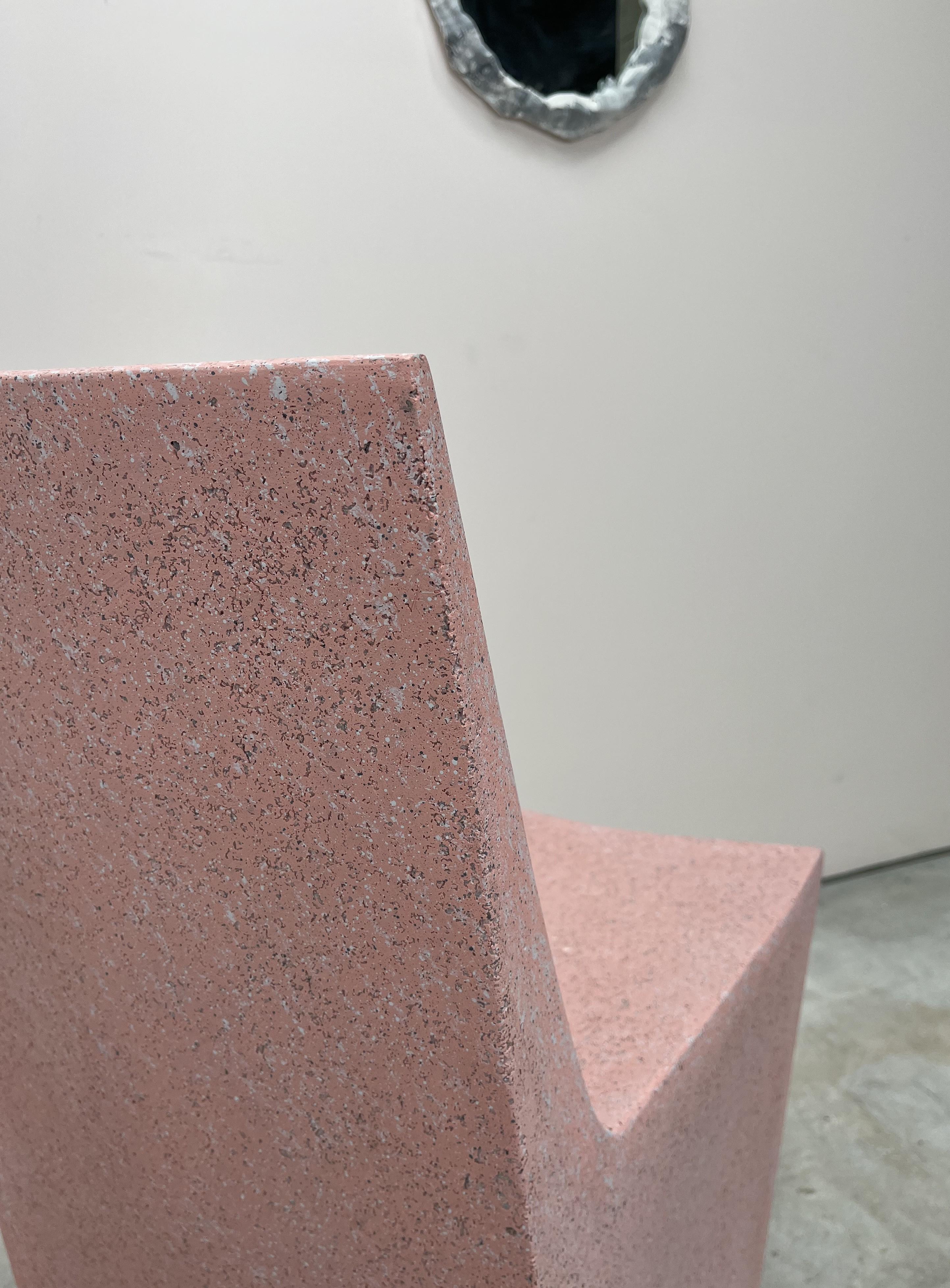 Esszimmerstuhl „Stone“ aus Gussharzguss, Snapdragon-Rosa-Finish von Zachary A. Design (Gegossen) im Angebot