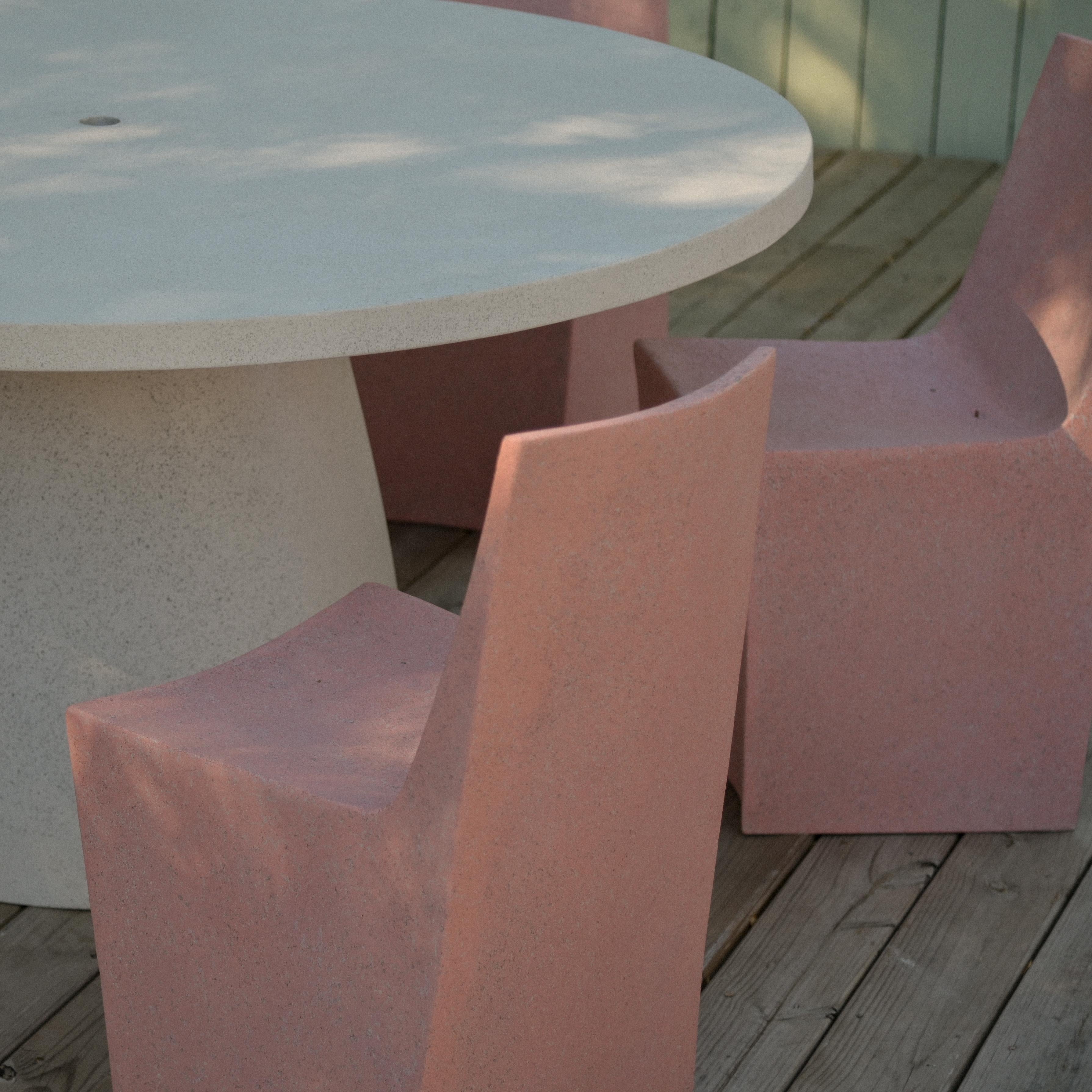 Esszimmerstuhl „Stone“ aus Gussharzguss, Snapdragon-Rosa-Finish von Zachary A. Design im Zustand „Neu“ im Angebot in Chicago, IL