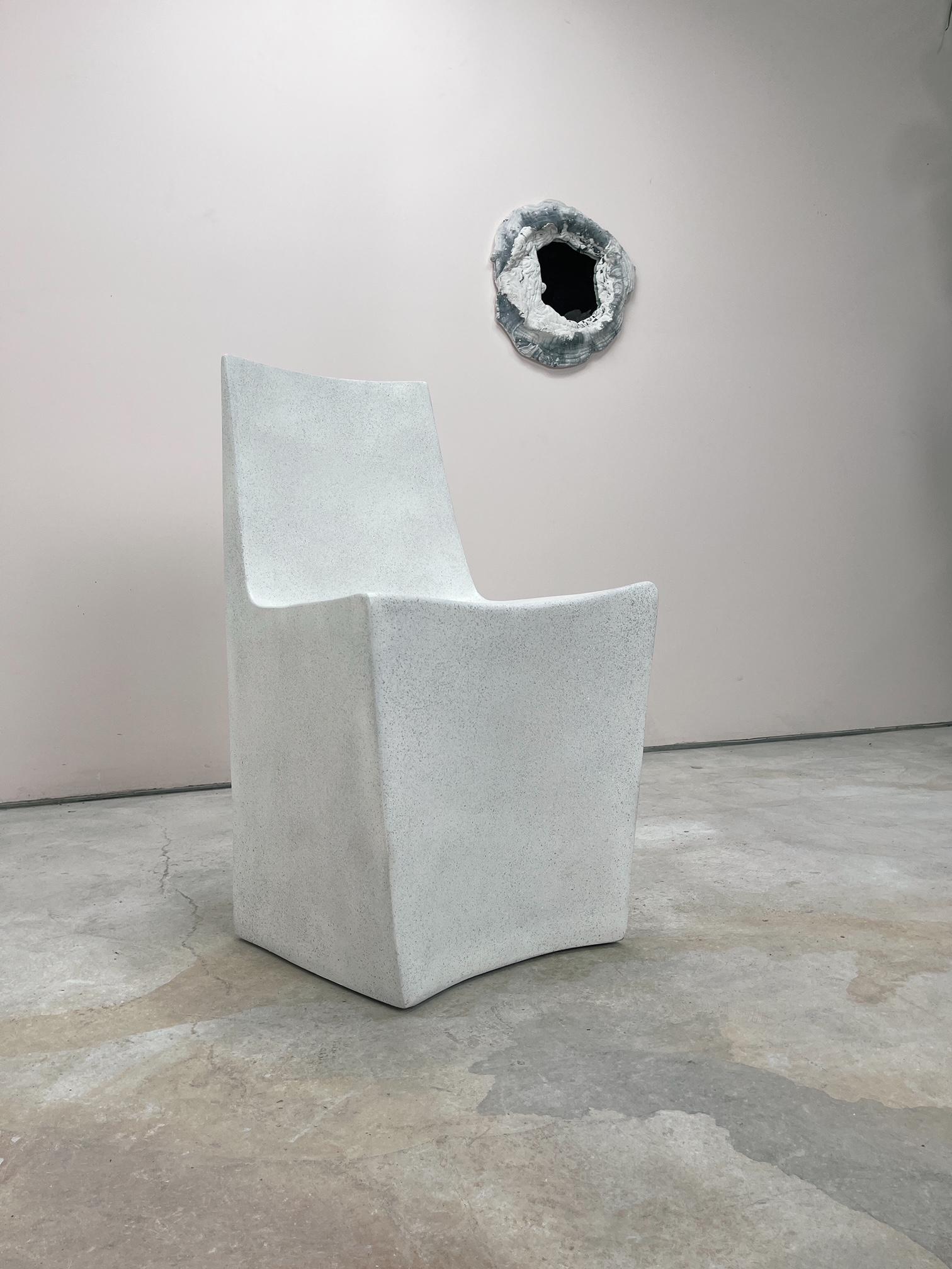 Minimaliste Chaise de salle à manger Stone en résine moulée, finition en pierre blanche, par Zachary A. Design en vente