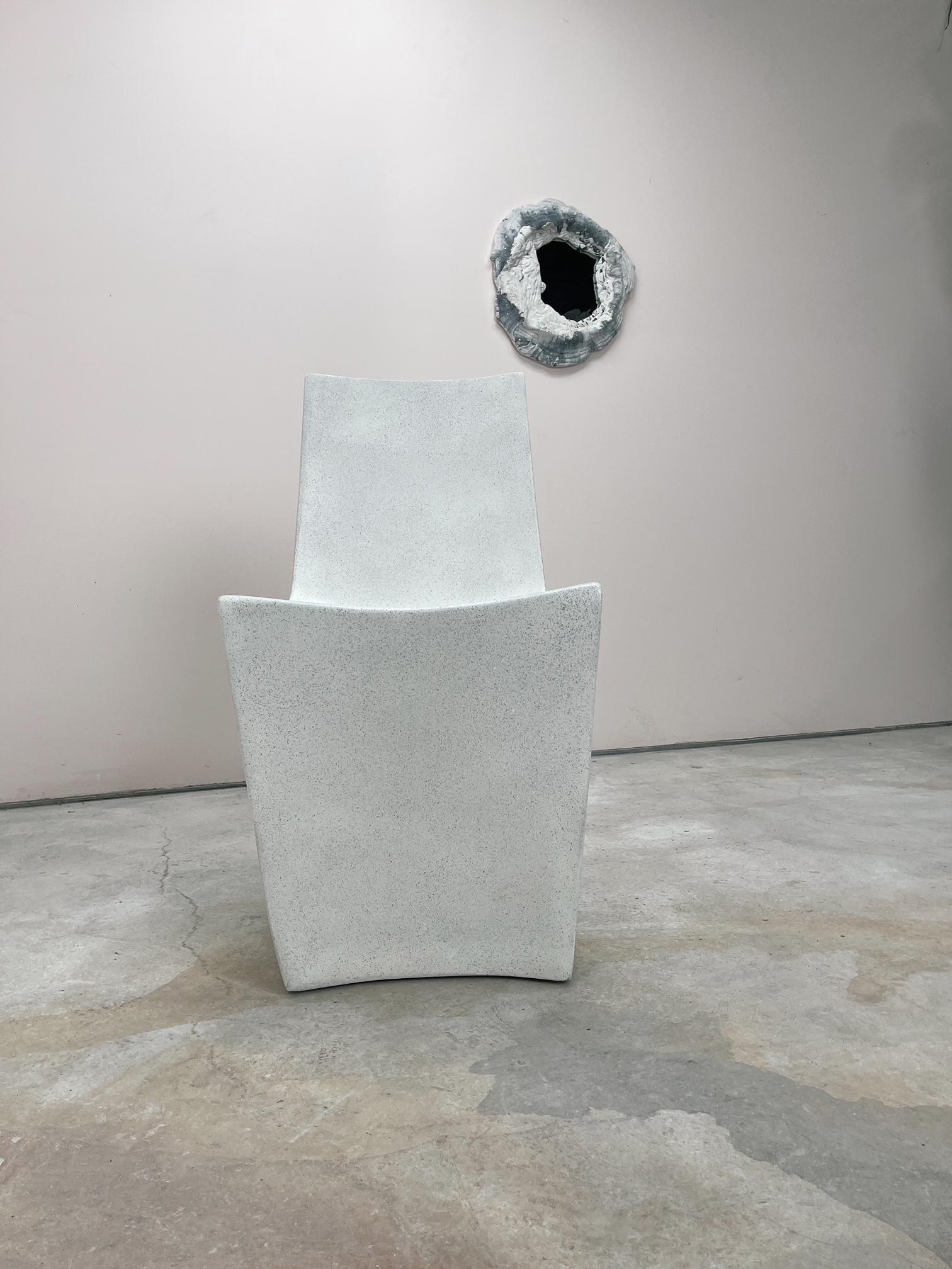 Esszimmerstuhl „Stone“ aus Gussharz, weiße Steinoberfläche von Zachary A. Design (amerikanisch) im Angebot