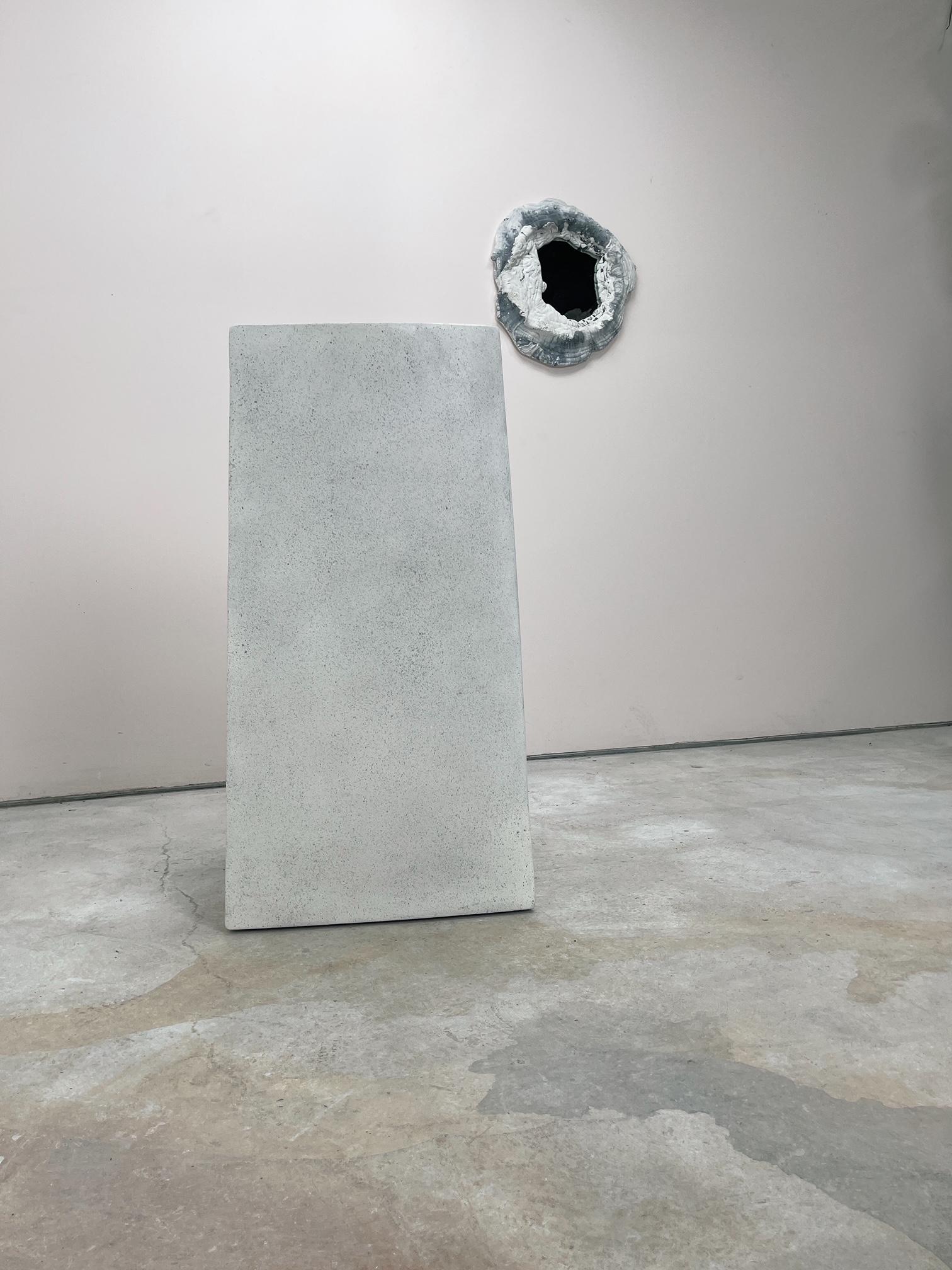 Esszimmerstuhl „Stone“ aus Gussharz, weiße Steinoberfläche von Zachary A. Design im Zustand „Neu“ im Angebot in Chicago, IL