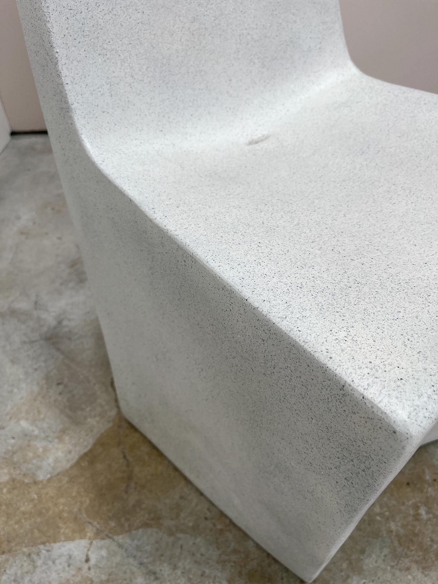 Esszimmerstuhl „Stone“ aus Gussharz, weiße Steinoberfläche von Zachary A. Design im Angebot 1