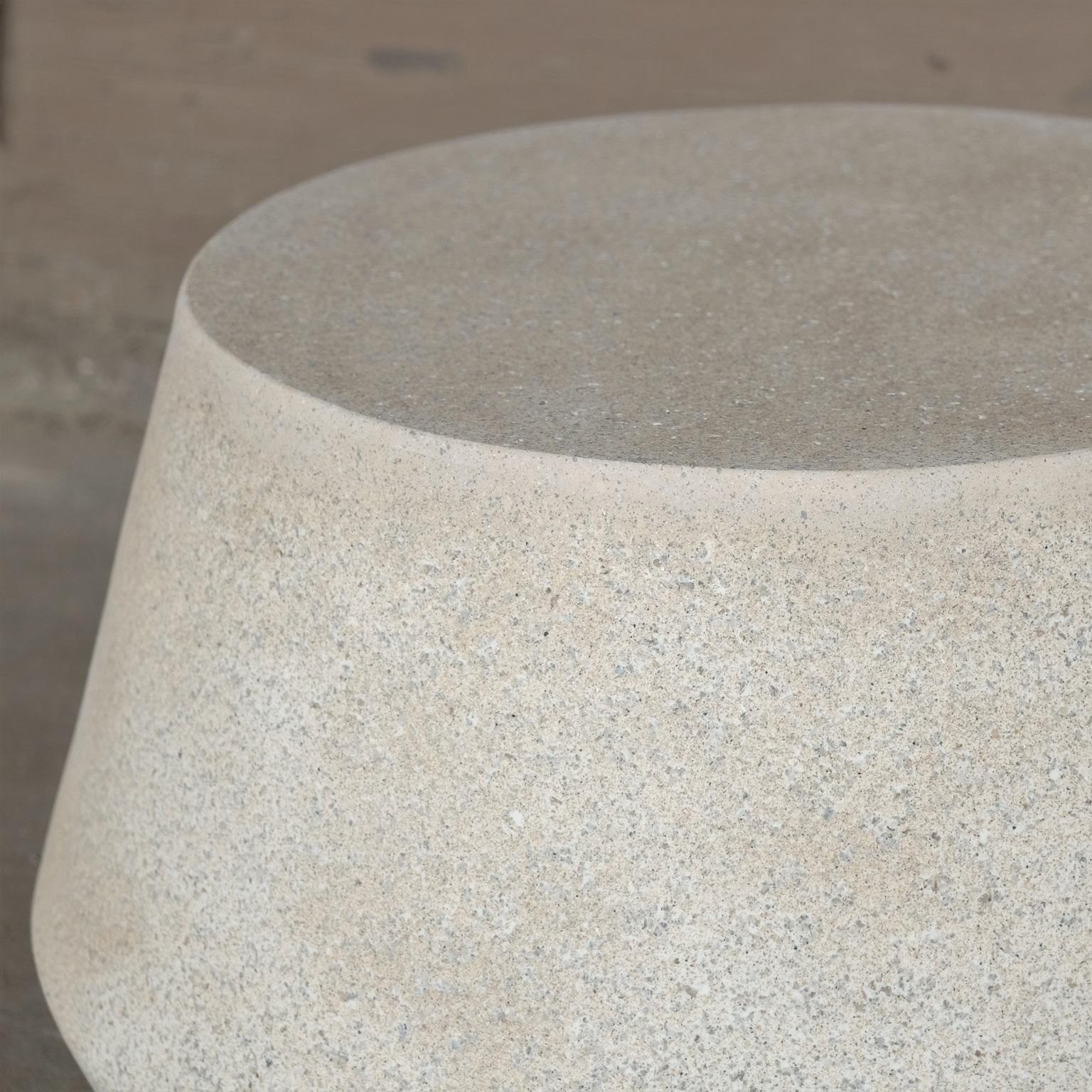 Niedriger Tisch „Tom“ aus Gussharzguss, gealterte Steinoberfläche von Zachary A. Design (amerikanisch) im Angebot
