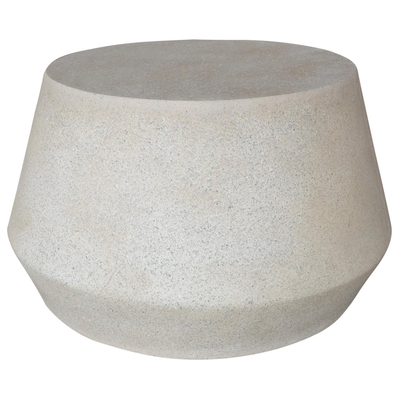 Tavolo basso 'Tom' in resina fusa, finitura Stone invecchiata di Zachary A. Designs
