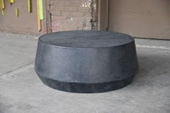 Table basse 'Tom' en résine moulée Zachary A. Design