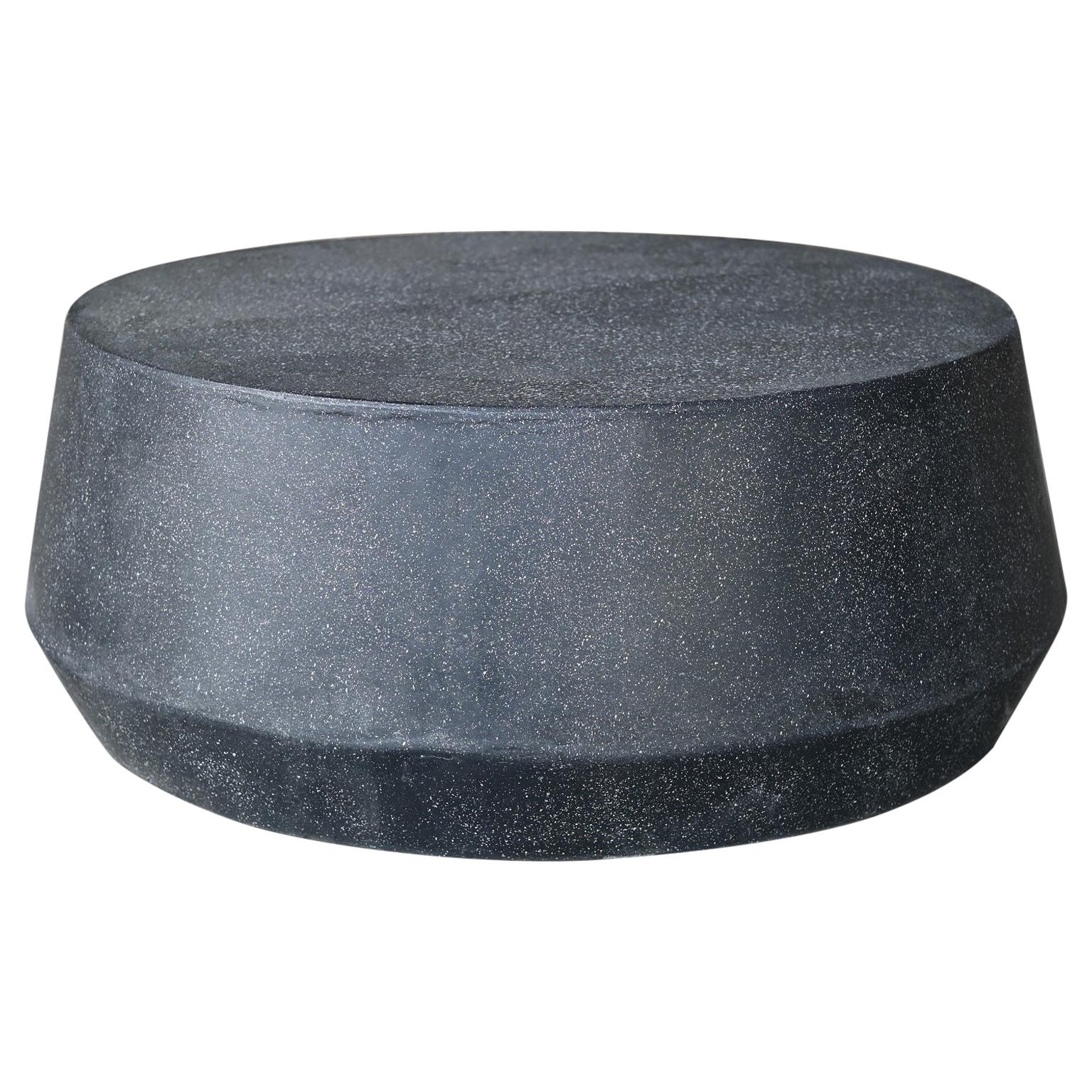 Niedriger Tisch „Tom“ aus Gussharzguss, Oberfläche mit Kohlestein von Zachary A. Design im Angebot