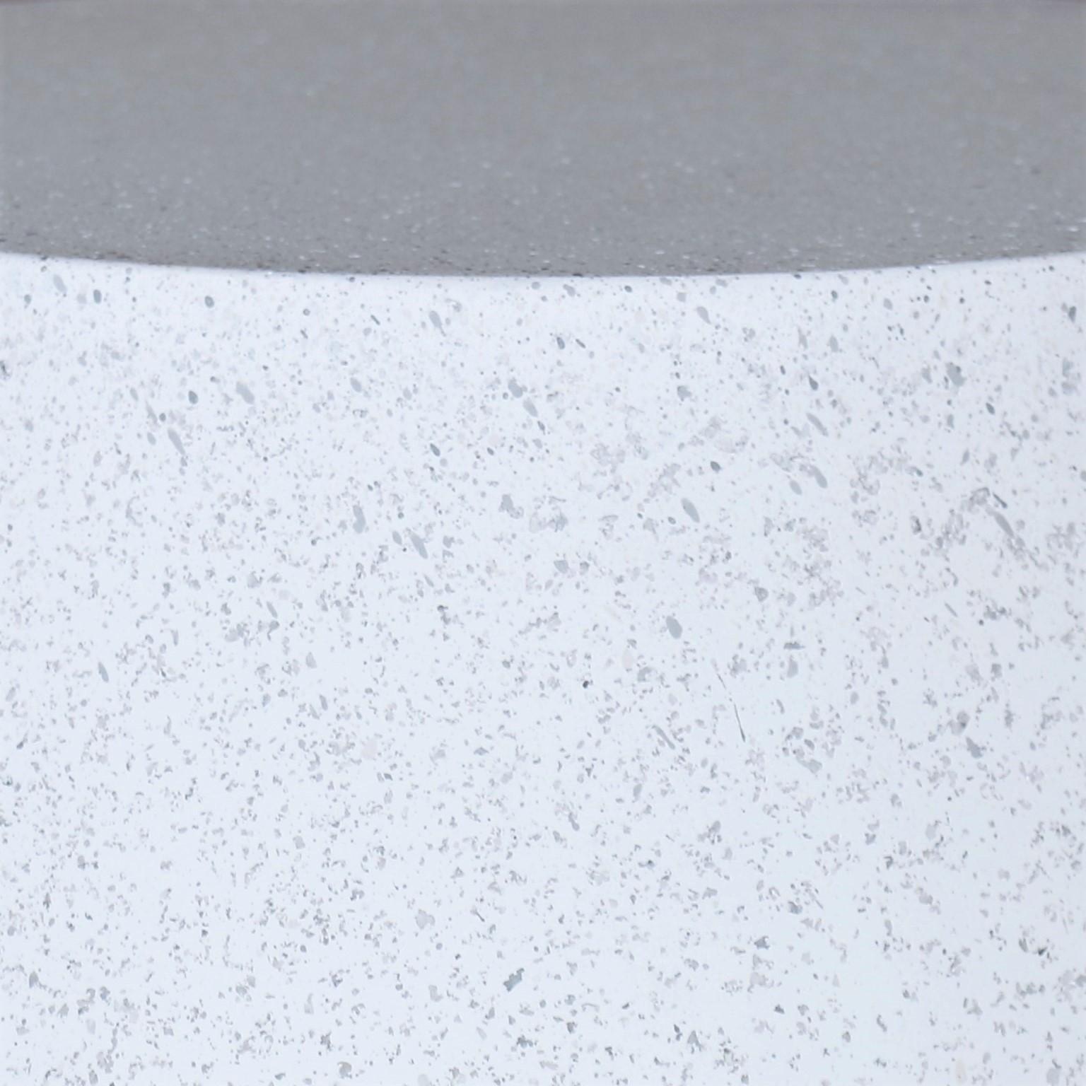 Américain Table basse Tom en résine moulée, finition pierre blanche par Zachary A. Design en vente