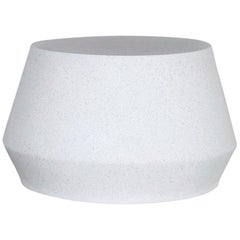 Niedriger Tisch „Tom“ aus Gussharzguss, weiße Steinoberfläche von Zachary A. Design