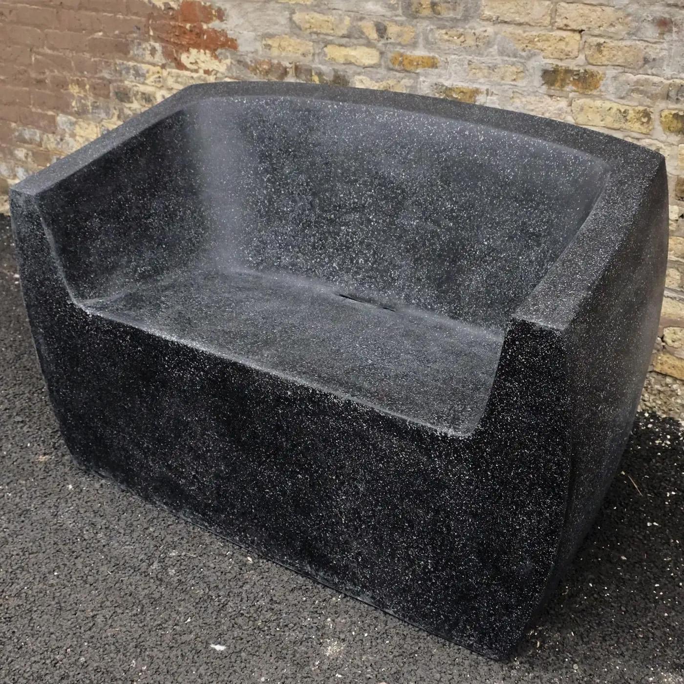 Loveseat „Van Dyke“ aus gegossenem Harz, weiße Steinoberfläche von Zachary A. Design im Angebot 3