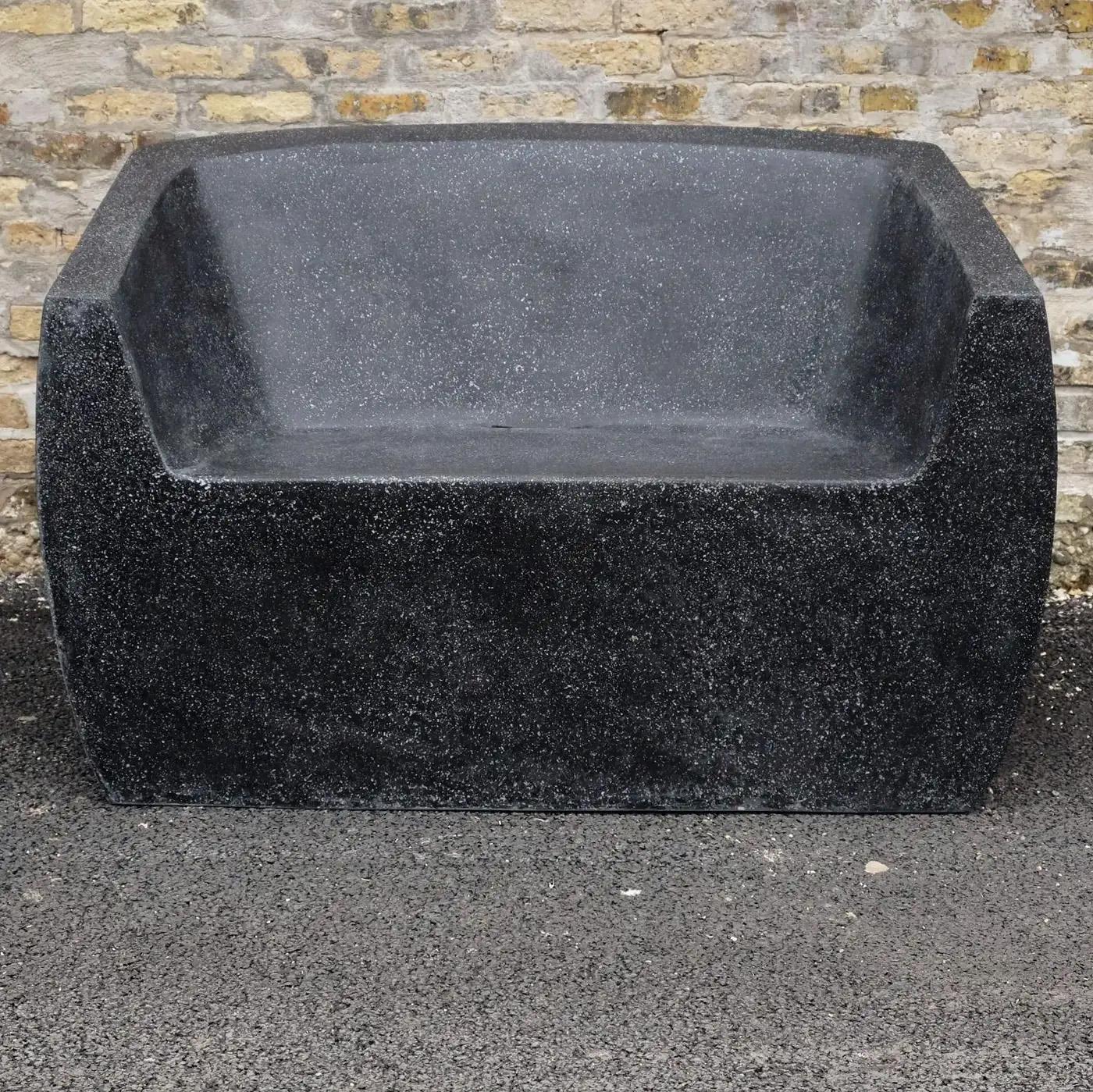 Loveseat „Van Dyke“ aus gegossenem Harz, weiße Steinoberfläche von Zachary A. Design im Angebot 4