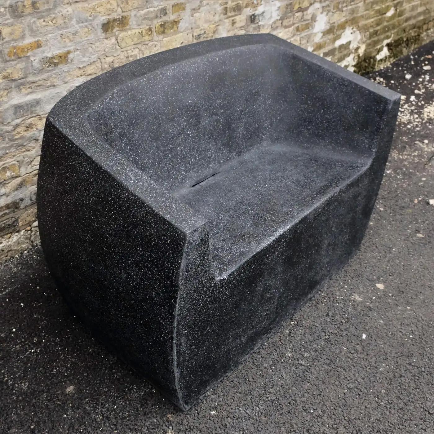 Loveseat „Van Dyke“ aus gegossenem Harz, weiße Steinoberfläche von Zachary A. Design im Angebot 1