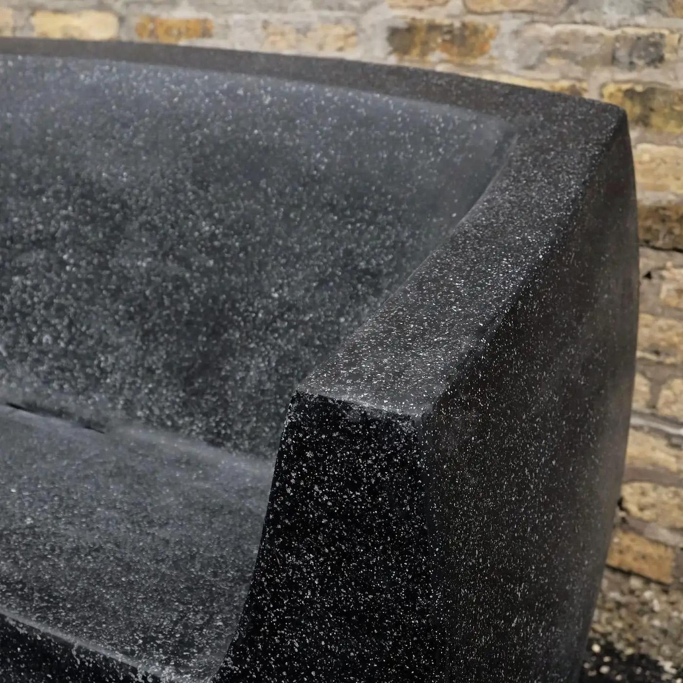 Loveseat „Van Dyke“ aus gegossenem Harz, weiße Steinoberfläche von Zachary A. Design im Angebot 2