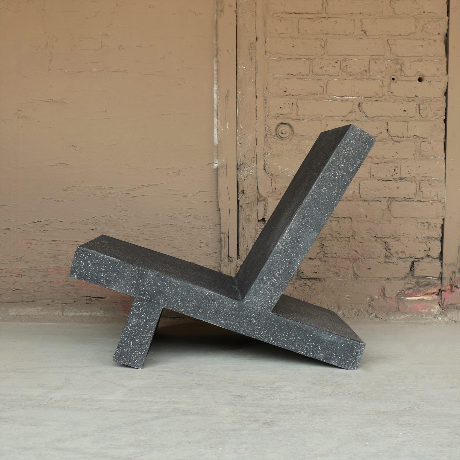 Américain Fauteuil de salon « Wavebreaker » en résine moulée, finition en pierre charbon par Zachary A. Design en vente
