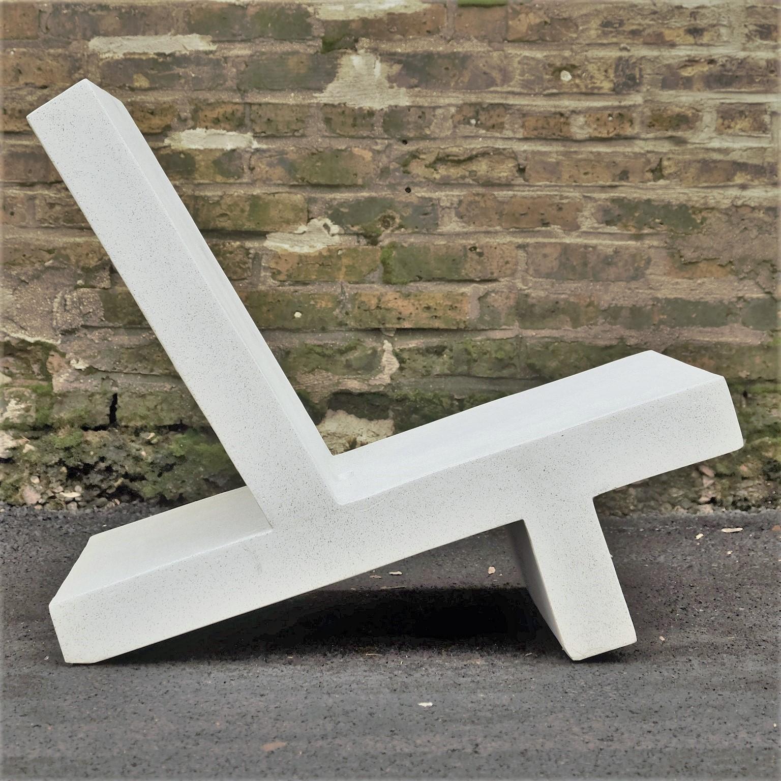 Loungesessel „Wavebreaker“ aus Gießharz, Weißer Stein von Zachary A. Design (Minimalistisch) im Angebot