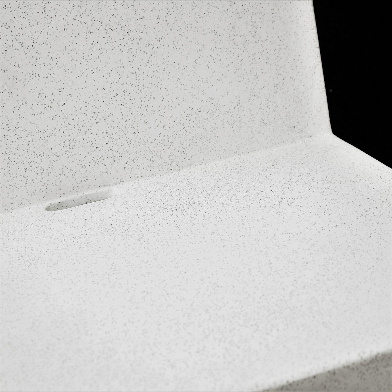 Loungesessel „Wavebreaker“ aus Gießharz, Weißer Stein von Zachary A. Design (Gegossen) im Angebot