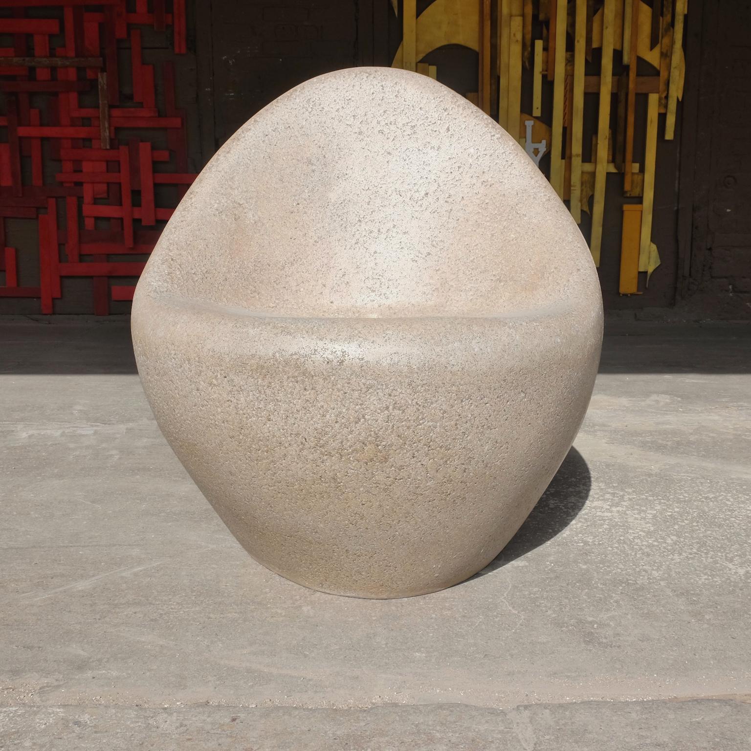 Stuhl „Yolk“ aus Gussharzguss, gealterte Steinoberfläche von Zachary A. Design (Minimalistisch) im Angebot