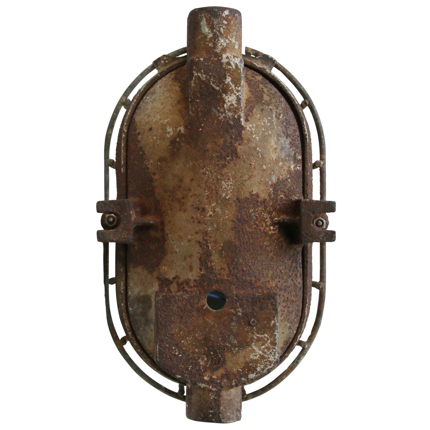 Cast Rust Iron Vintage Industrial Clear Glass Wall Lamp Scone In Good Condition In Amsterdam, NL