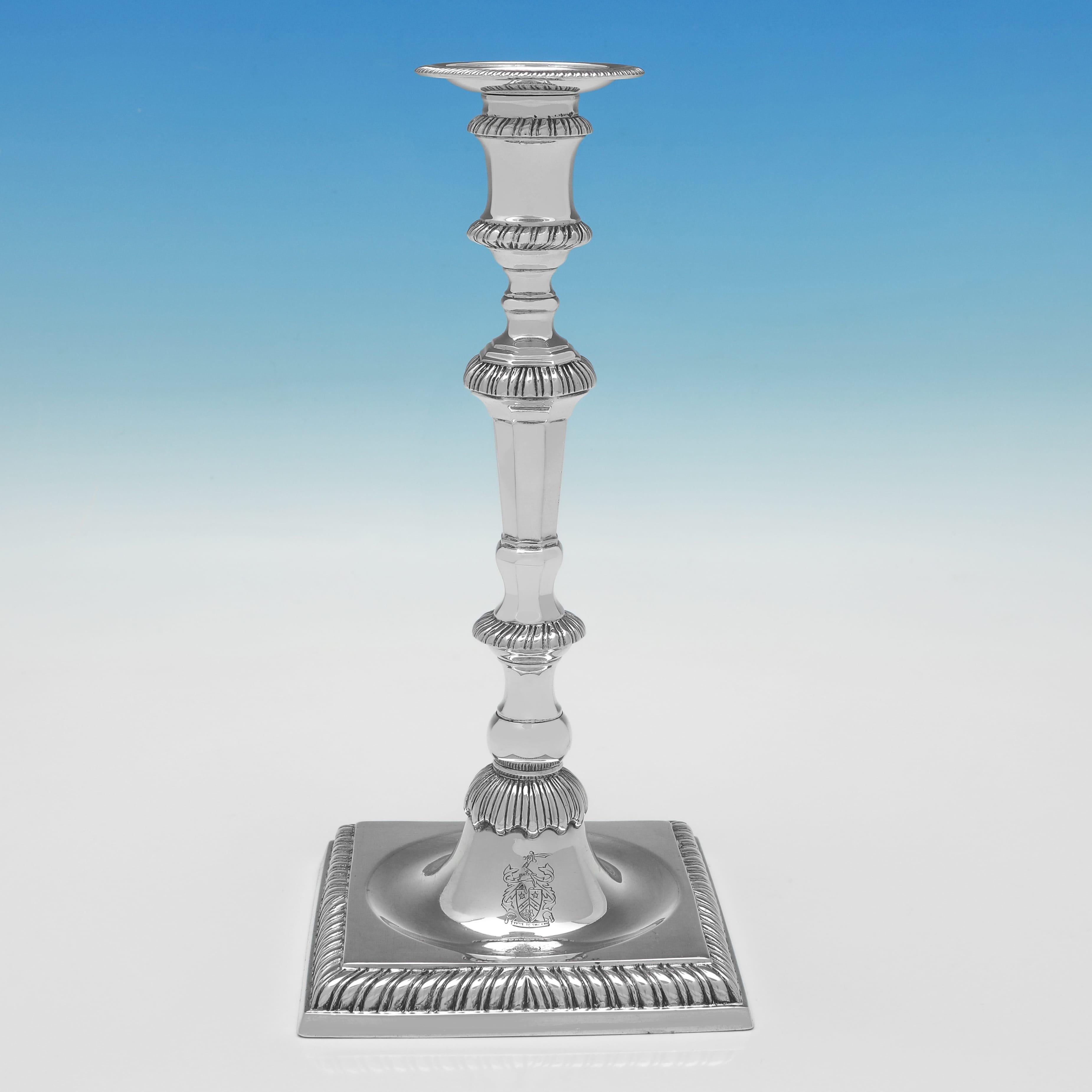 Questo elegante set di quattro candelabri in argento sterling, con marchio di fabbrica Gowland Brothers, è stato realizzato a Londra nel 1966 ed è in stile Goerge III. Si ergono su basi quadrate e presentano bordi in gadroon, ugelli rimovibili e uno