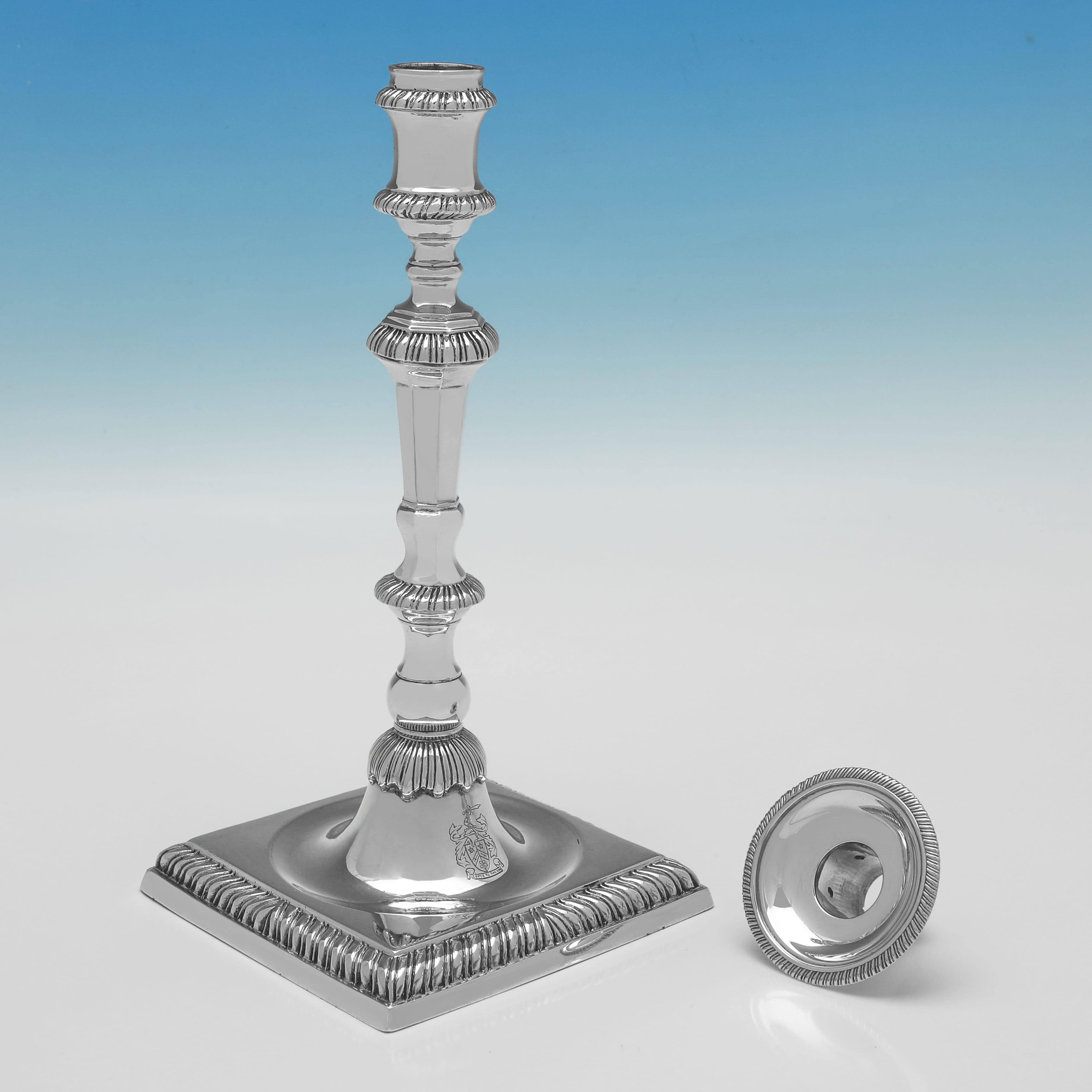 Inglese Set di 4 candelabri in argento sterling fuso realizzati a Londra nel 1966 in vendita