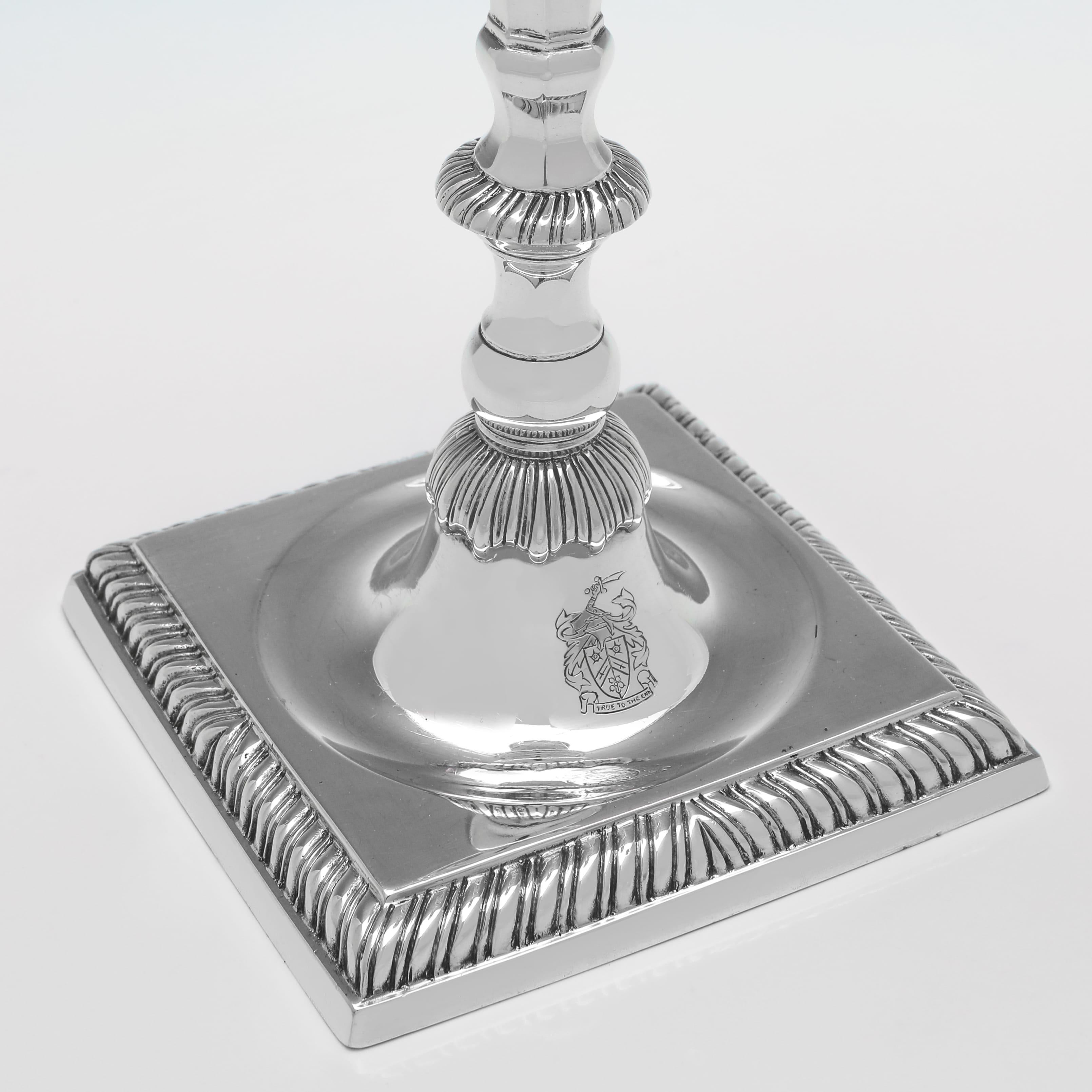 Metà XX secolo Set di 4 candelabri in argento sterling fuso realizzati a Londra nel 1966 in vendita