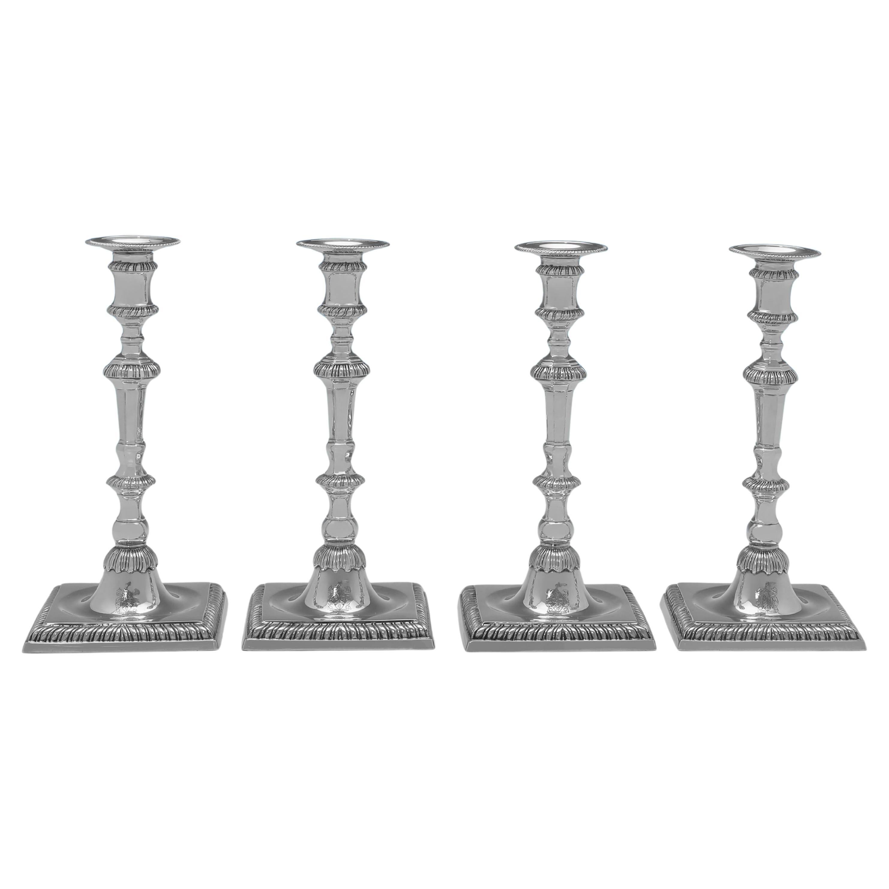 Ensemble moulé de 4 chandeliers en argent sterling fabriqués à Londres en 1966