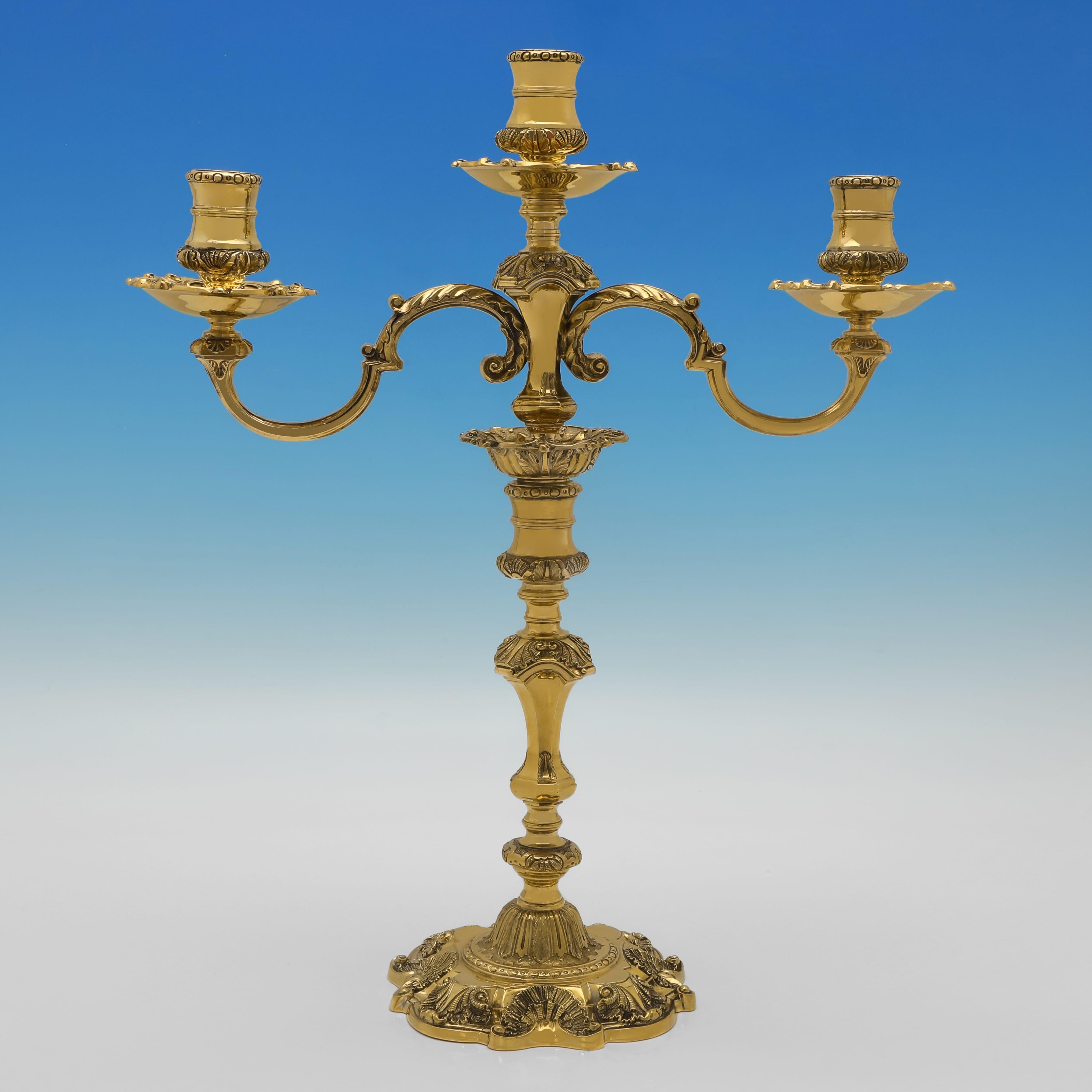 Con il marchio di garanzia di Carrington & Co. a Londra nel 1965, questa splendida coppia di candelabri in argento sterling del periodo di Elisabetta II è in stile rococò George II e presenta una doratura originale. Ciascun candelabro può contenere