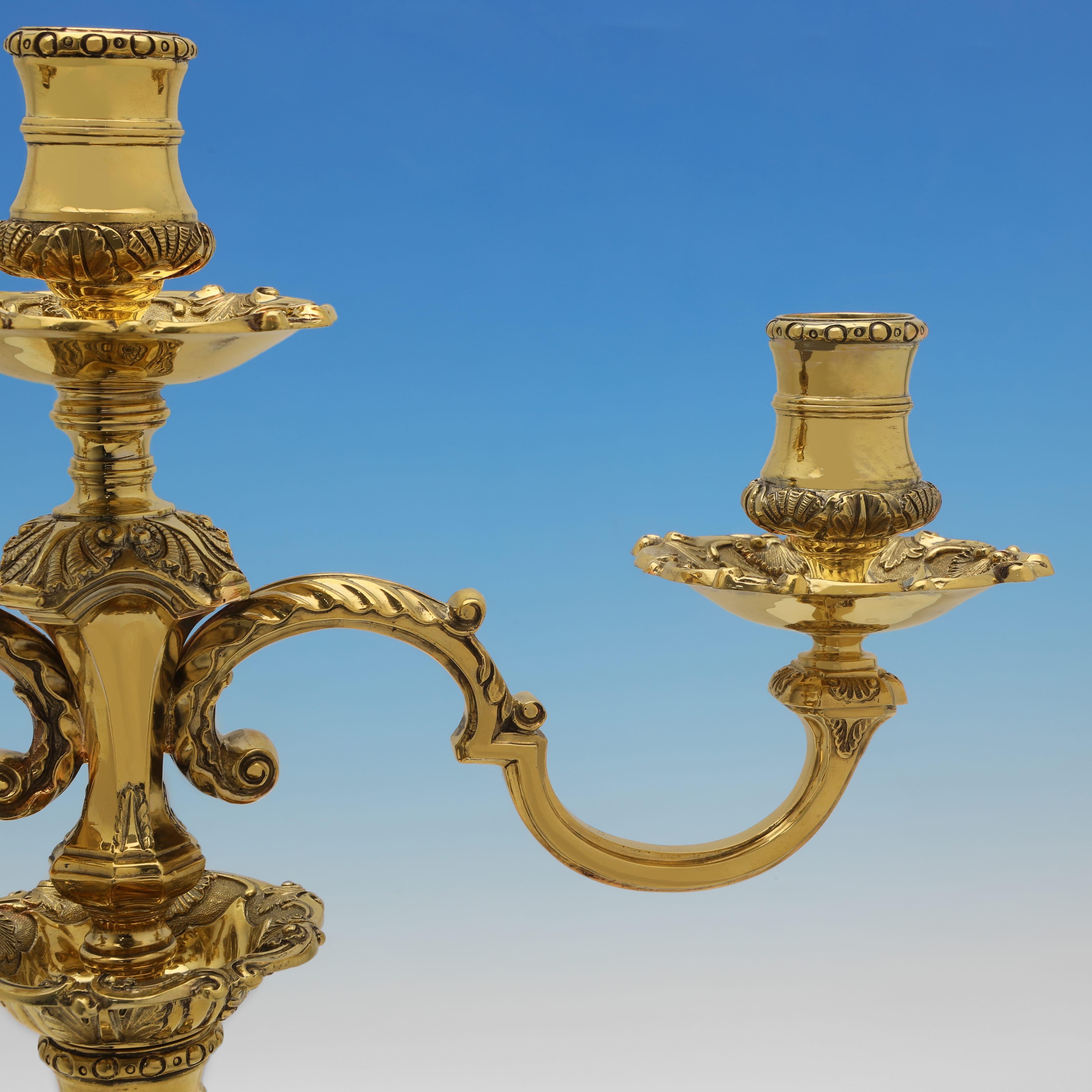 Metà XX secolo Candelabro in argento fuso e dorato in stile Paul de Lamerie - Carrington & Co. 1965 in vendita