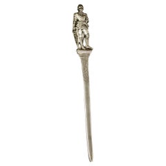 Abrecartas de plata fundida con un caballero acorazado Londres 1928 G Stockwell