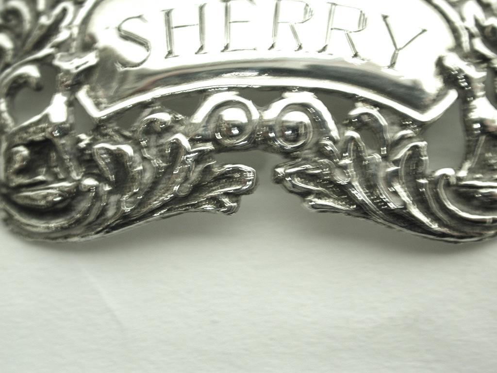 Argento 925 Etichetta da sherry in argento fuso con uva e vite e volpi, datata 1967, Londra in vendita