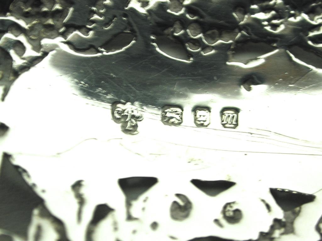 Etichetta da sherry in argento fuso con uva e vite e volpi, datata 1967, Londra in vendita 1