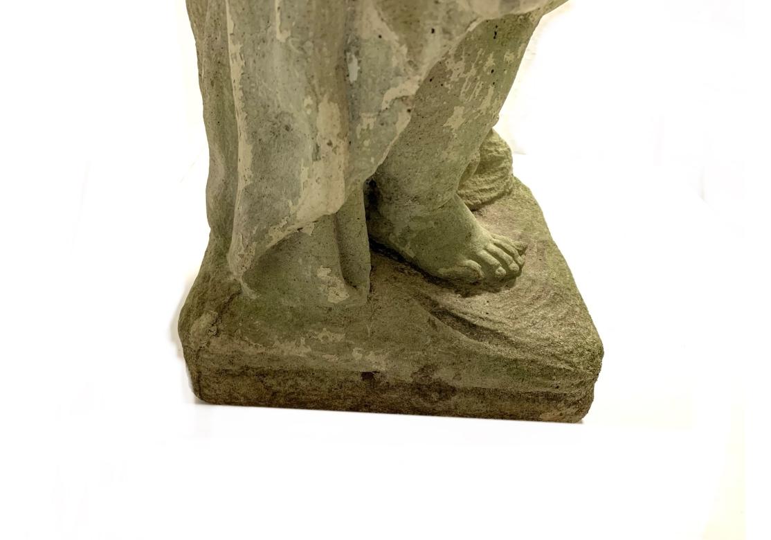 Statua da giardino di cherubino o putto in pietra fusa in vendita 2