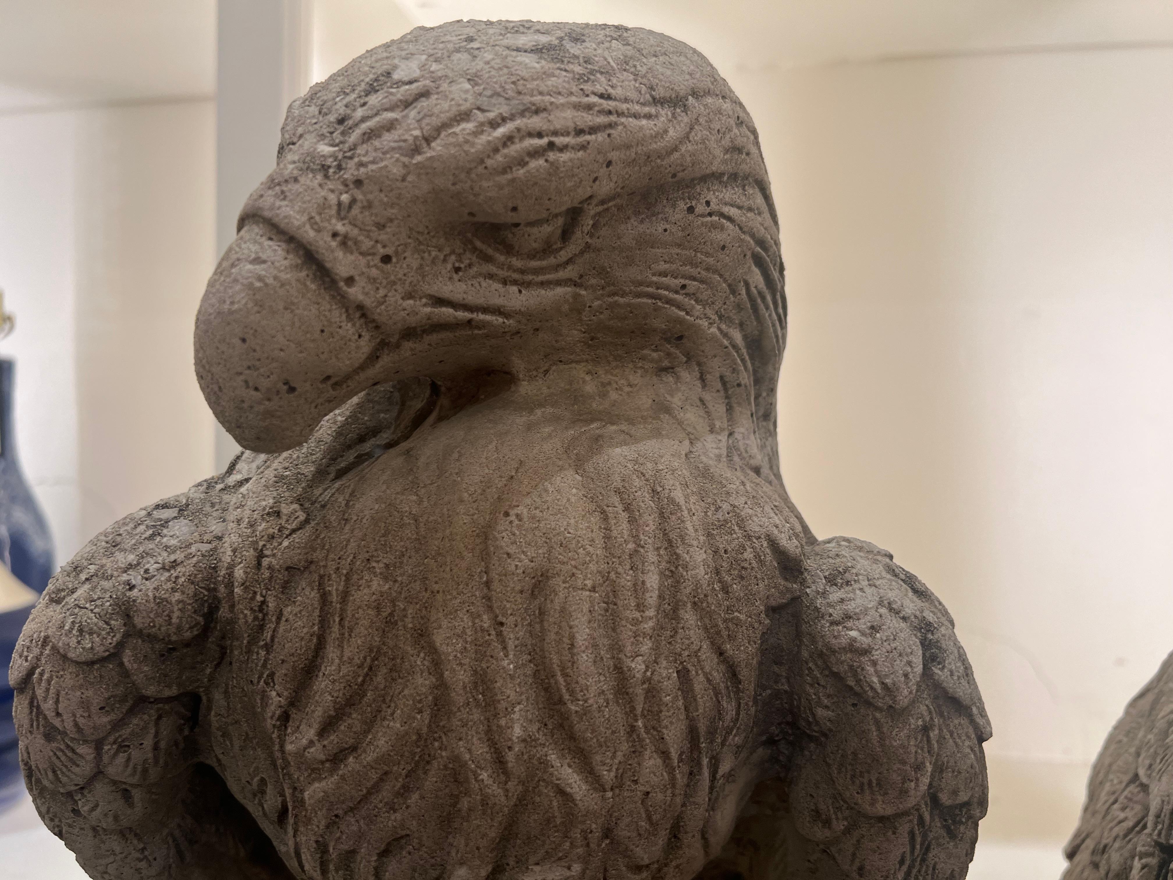 Sculpture d'aigle en pierre moulée en vente 3