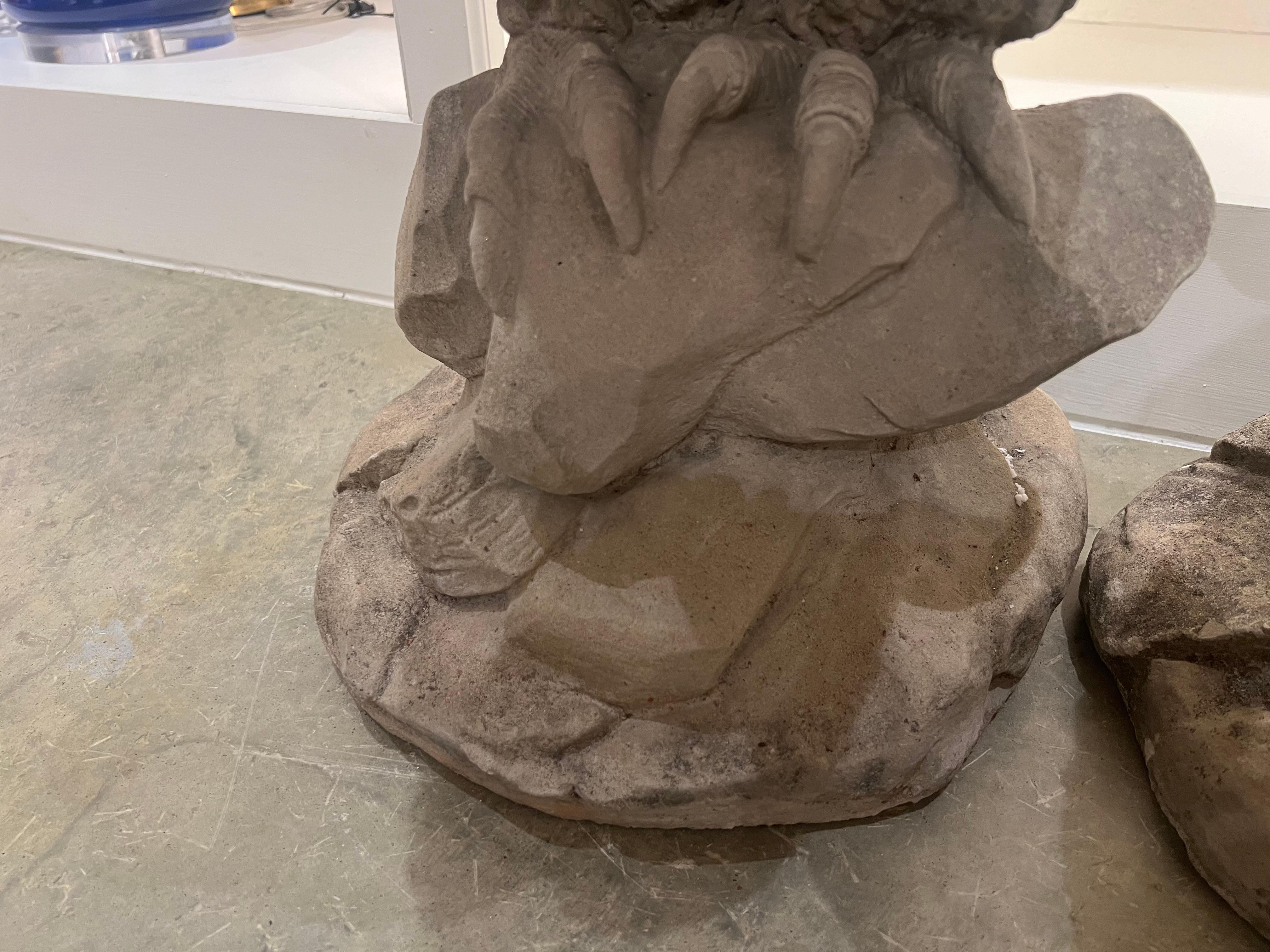 Sculpture d'aigle en pierre moulée en vente 4