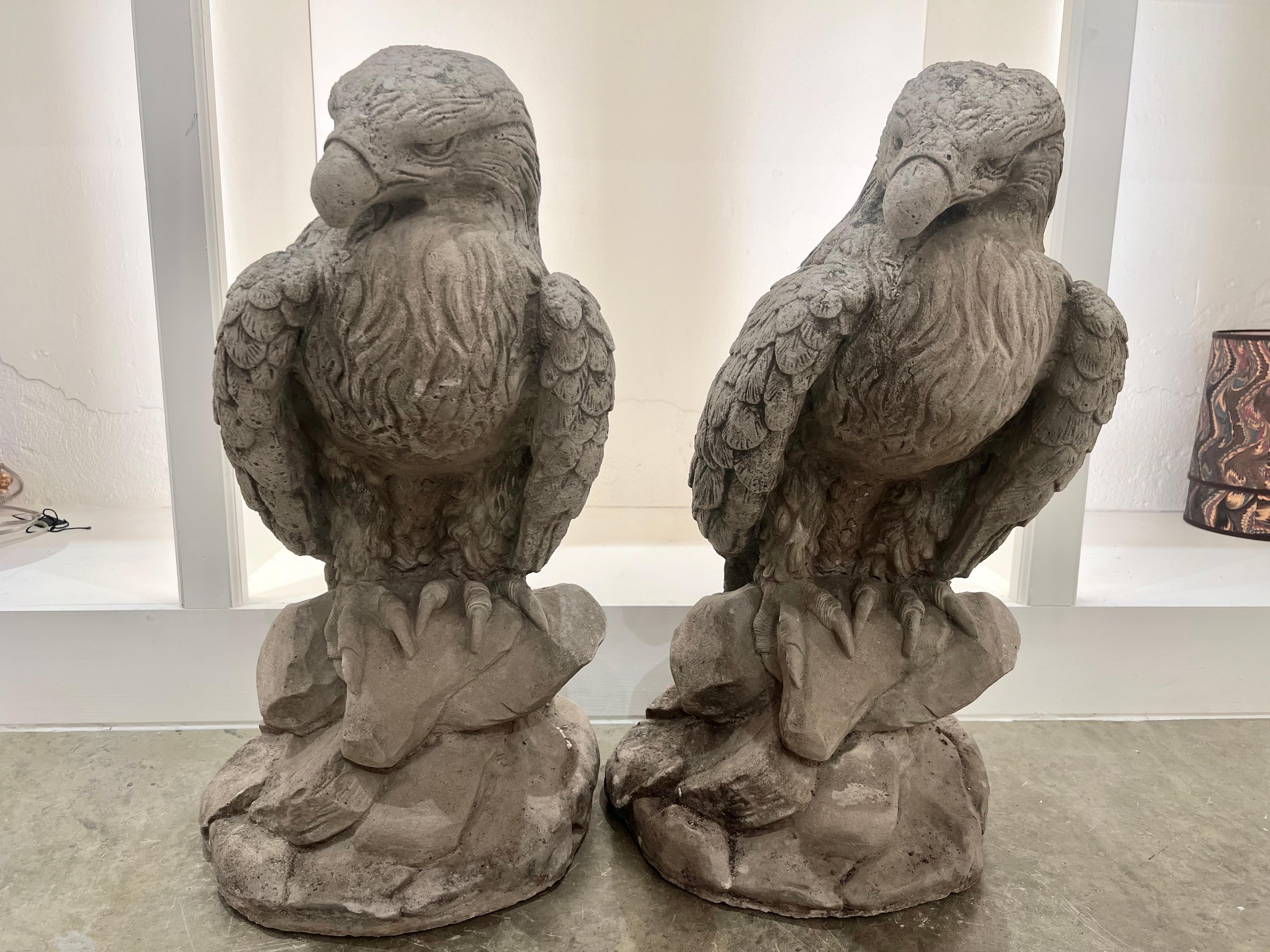 Sculpture d'aigle en pierre moulée en vente 5