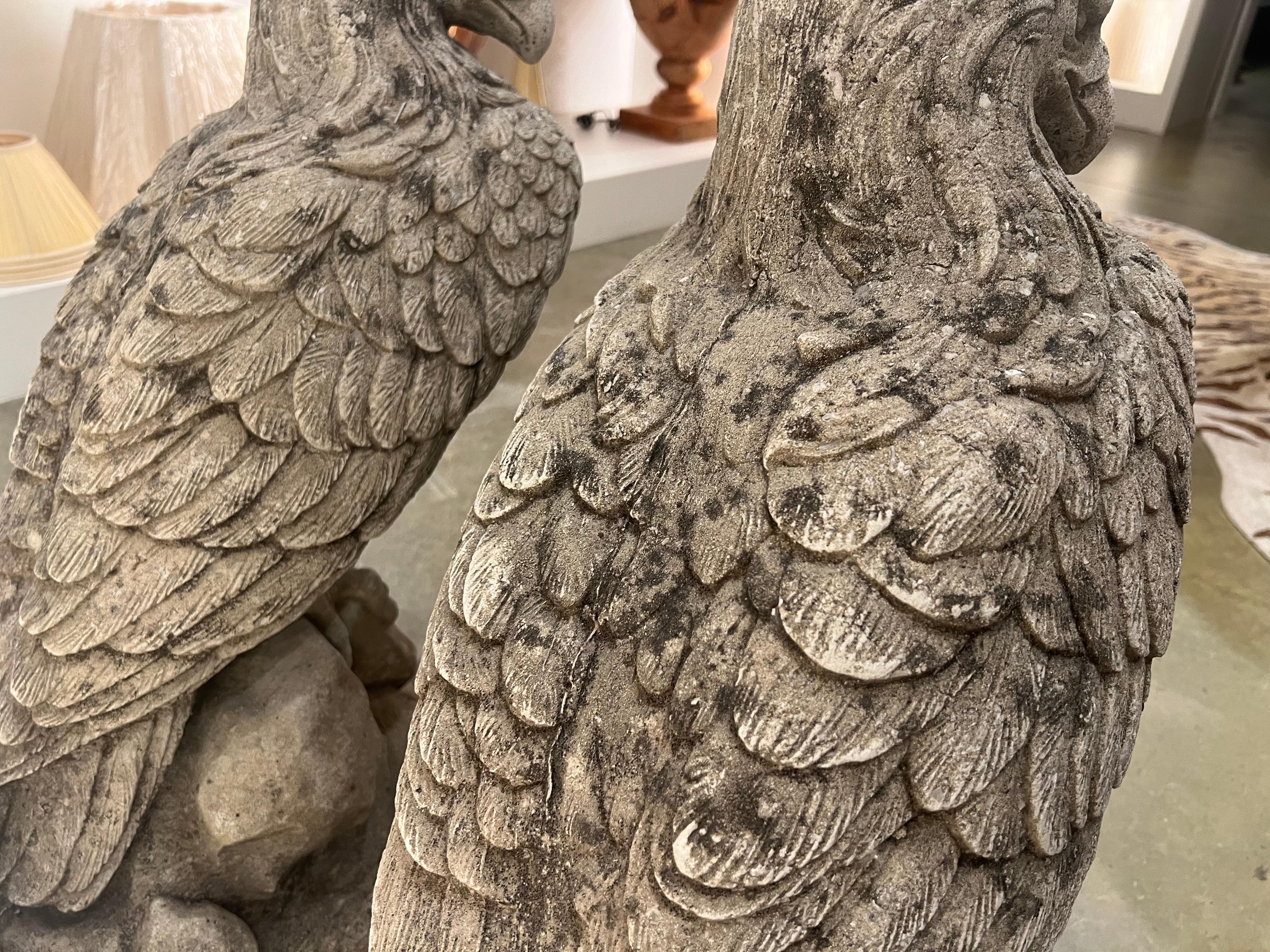 Américain Sculpture d'aigle en pierre moulée en vente