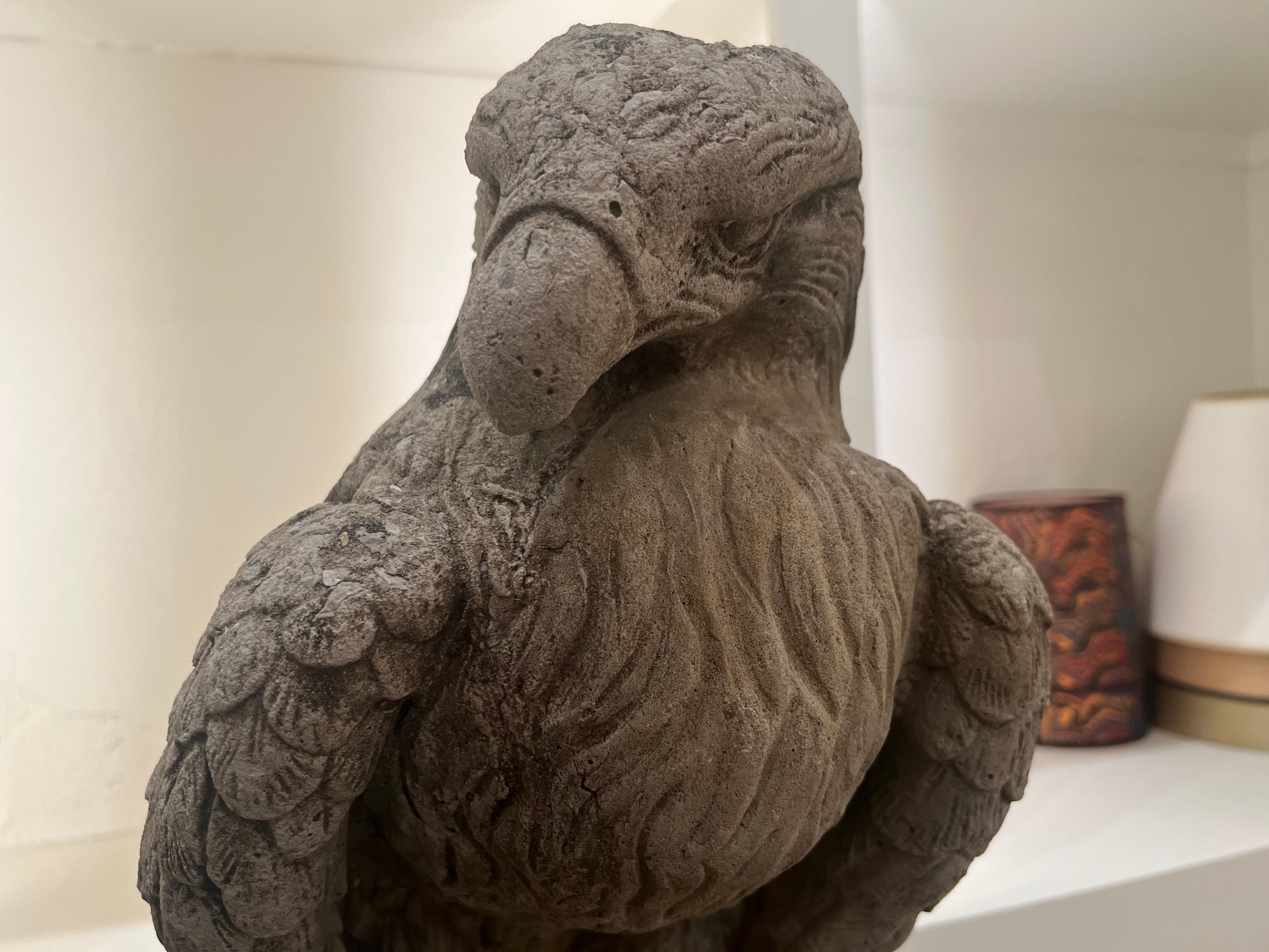 20ième siècle Sculpture d'aigle en pierre moulée en vente