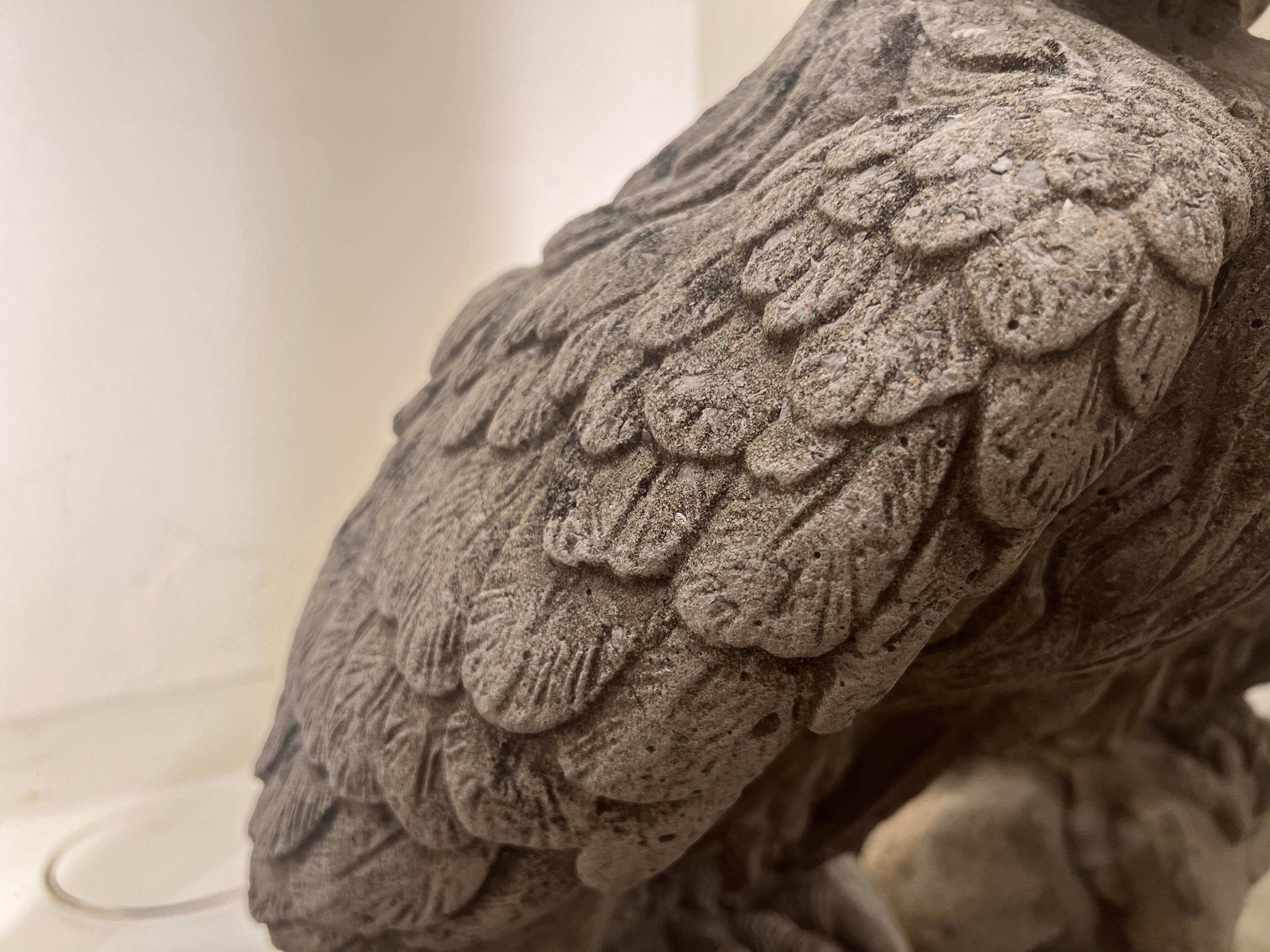 Sculpture d'aigle en pierre moulée en vente 1