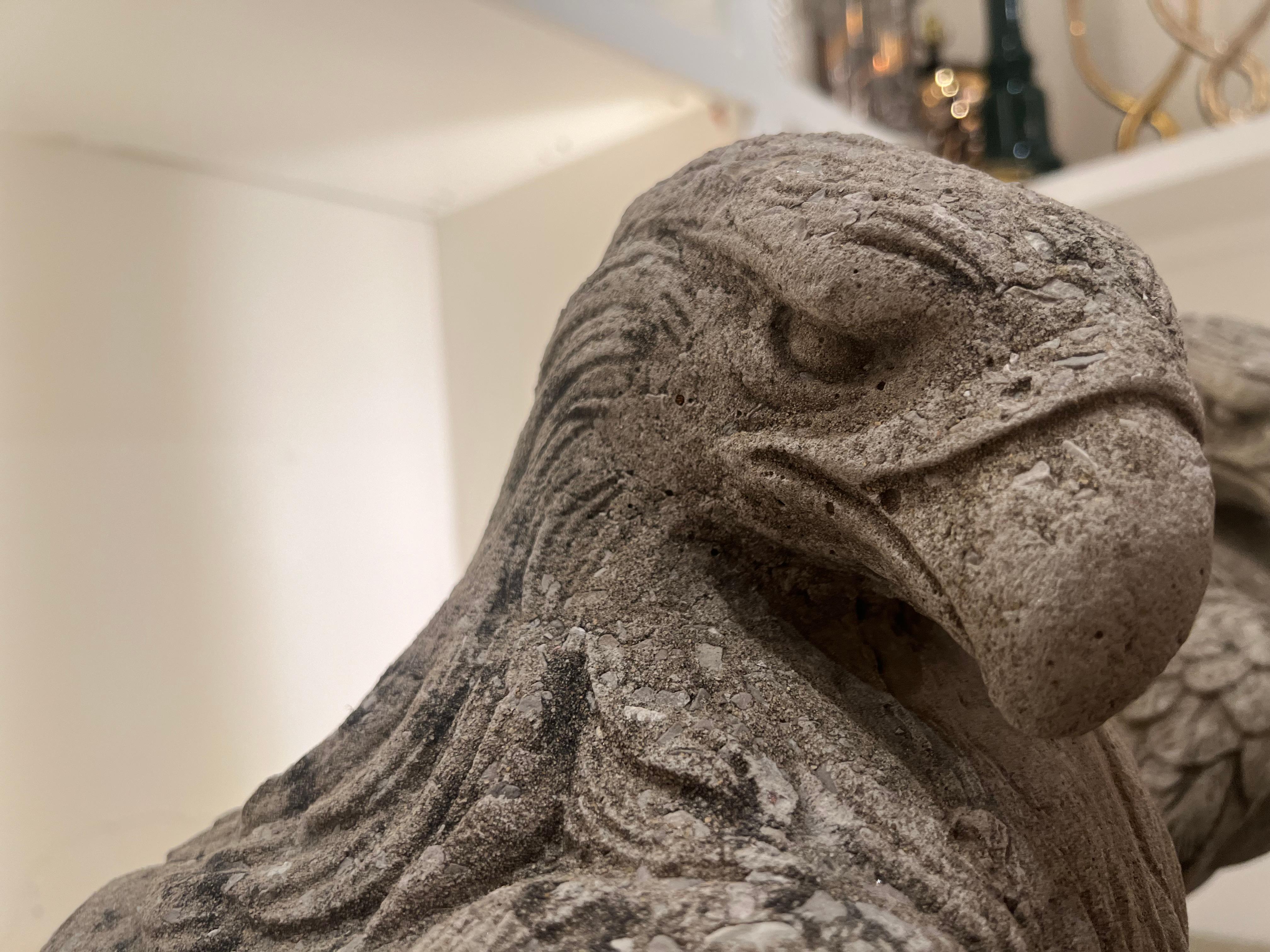 Sculpture d'aigle en pierre moulée en vente 2