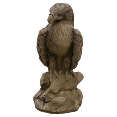 Sculpture d'aigle en pierre moulée