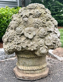 Scultura di cesto floreale in pietra fusa, ornamento da giardino della metà del XX secolo