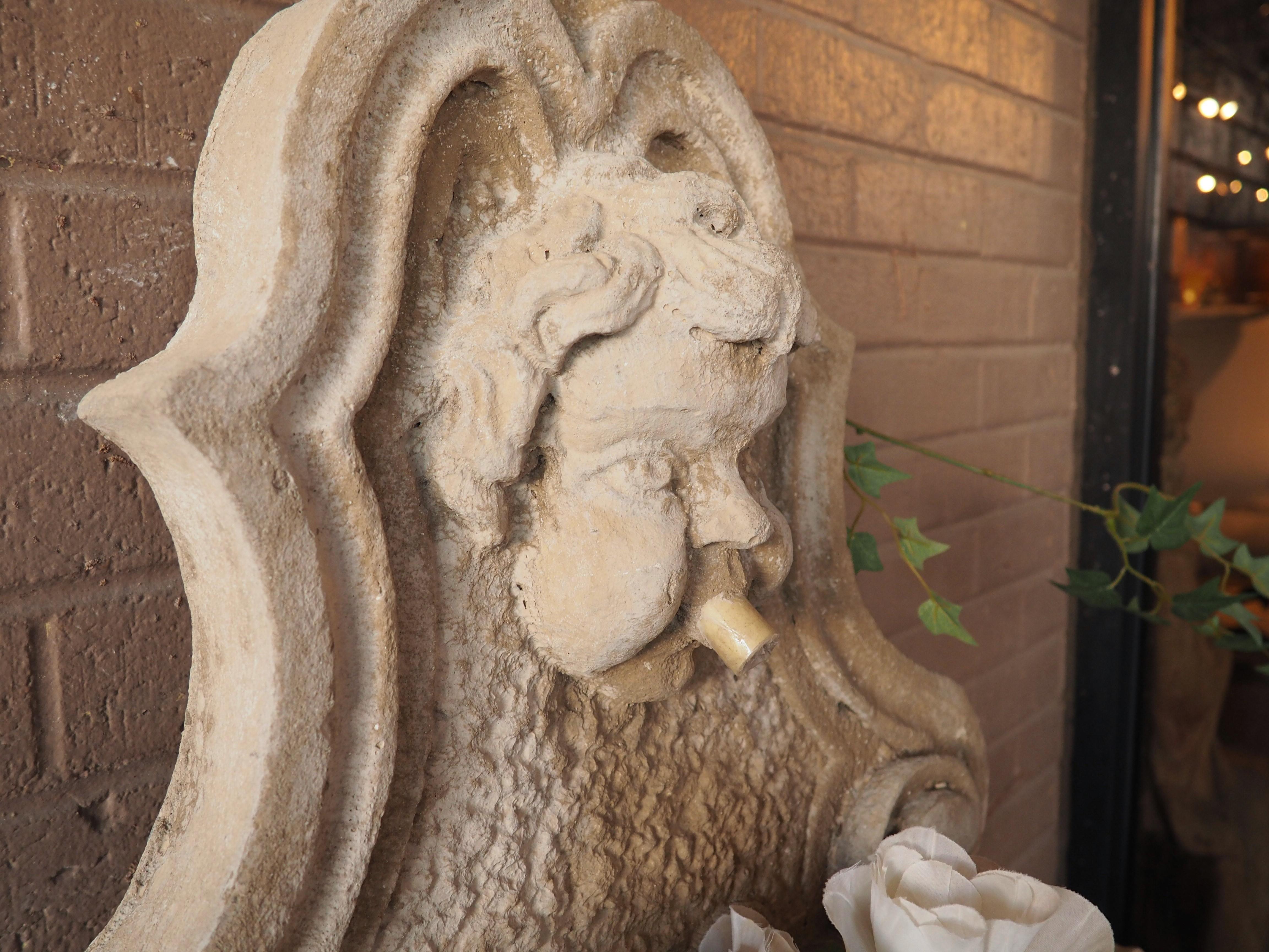 Fontaine murale française en pierre moulée avec putti et dauphins Bon état - En vente à Dallas, TX