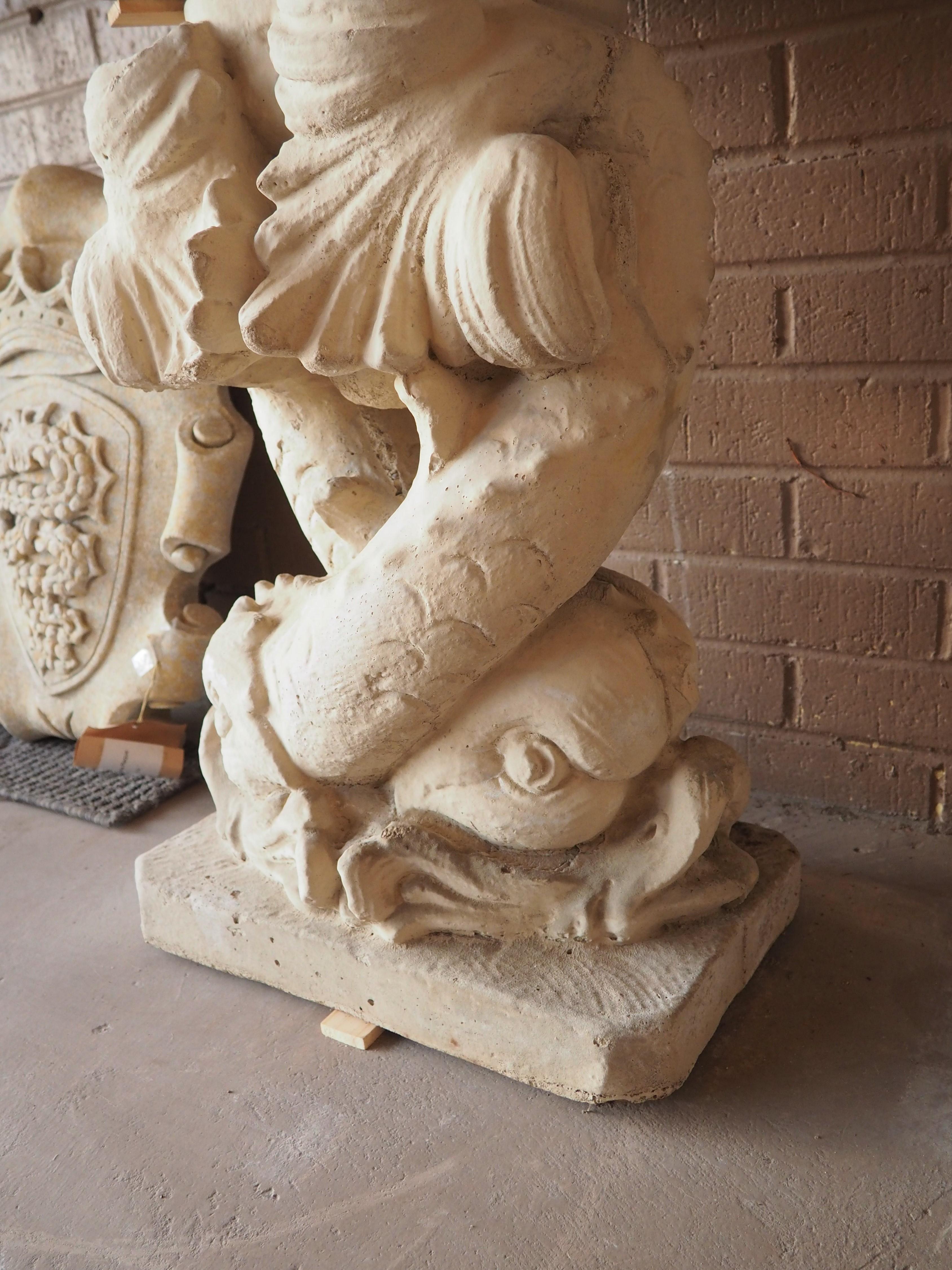 XXIe siècle et contemporain Fontaine murale française en pierre moulée avec putti et dauphins en vente