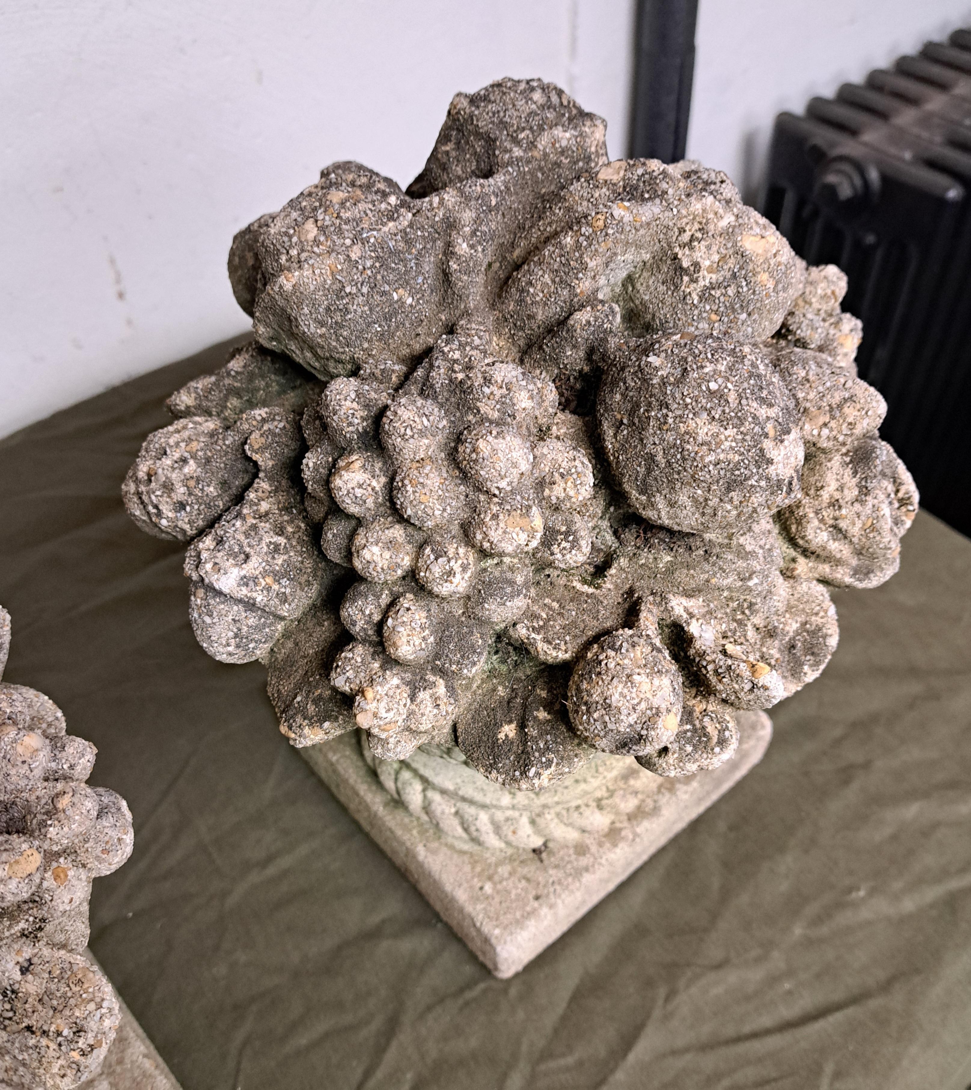 Paire de corbeilles à fruits en pierre moulée Bon état - En vente à Newtown, CT