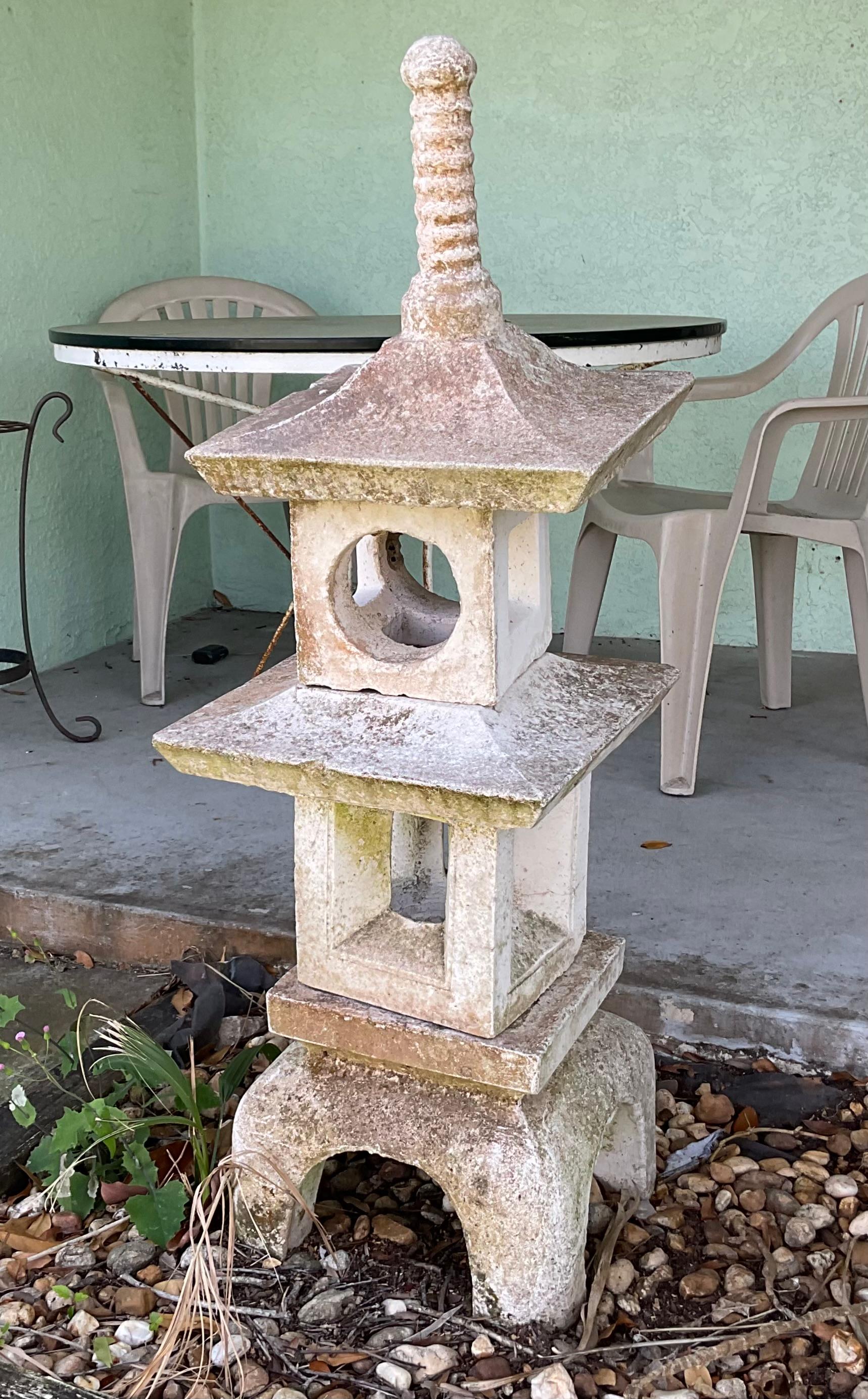 Pagodes de jardin en pierre moulée, la paire en vente 5