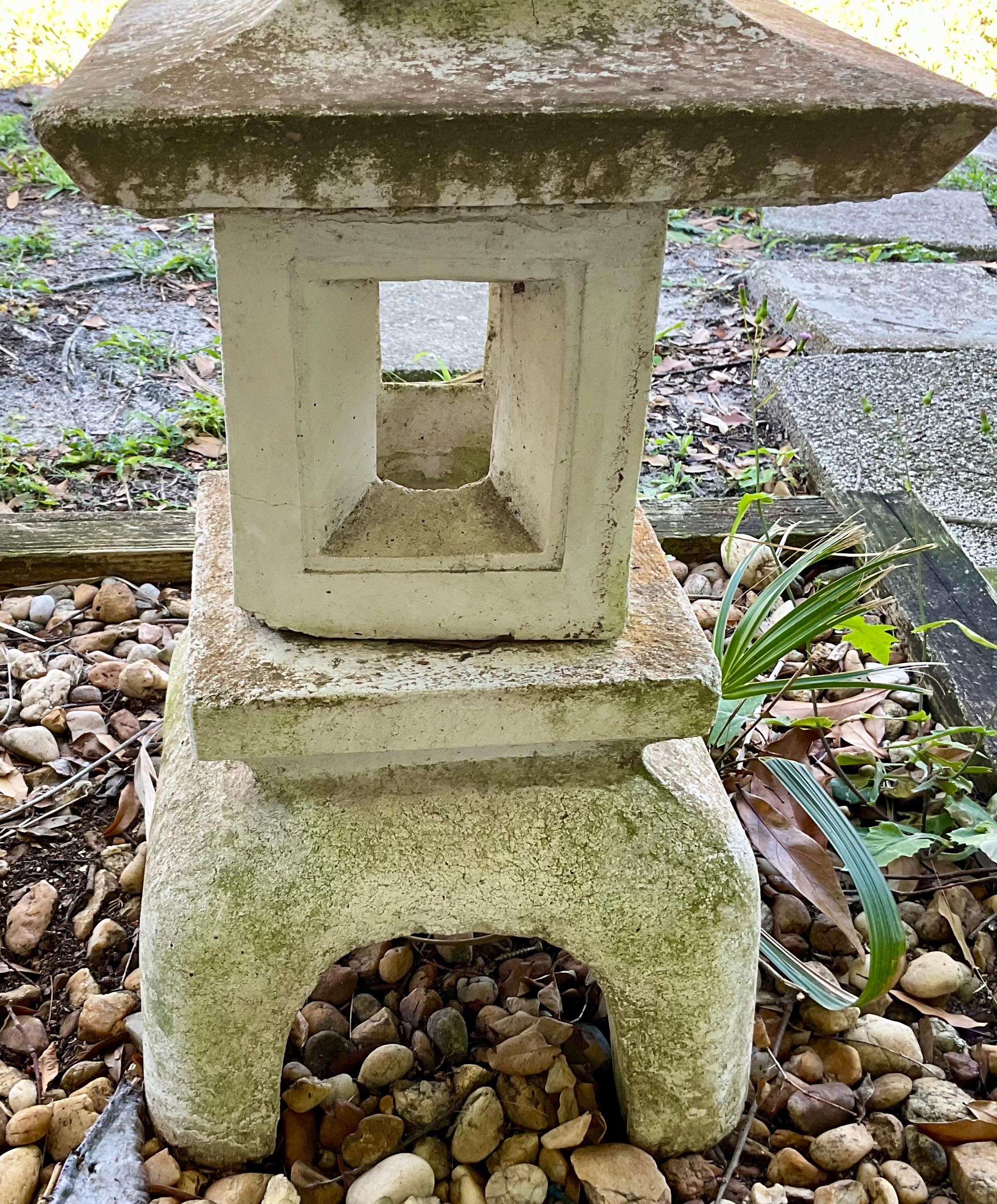 Pagodes de jardin en pierre moulée, la paire en vente 7