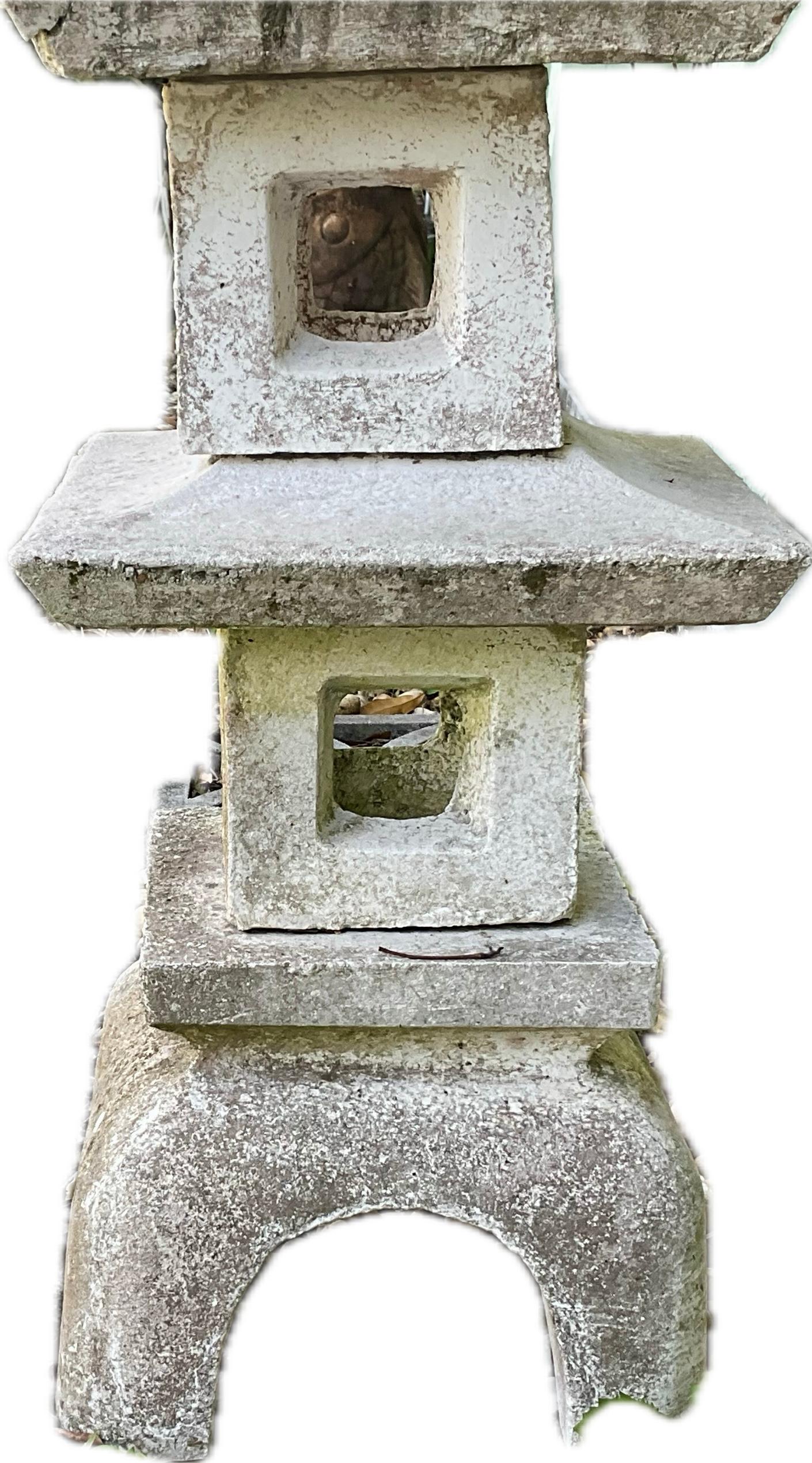 Magnifique paire de statues de jardin japonaises en béton moulé, de type pagode. Ces statues sont fabriquées en béton durable, résistant aux intempéries, et ont un aspect gris pierre atténué avec des variations subtiles pour imiter l'aspect naturel