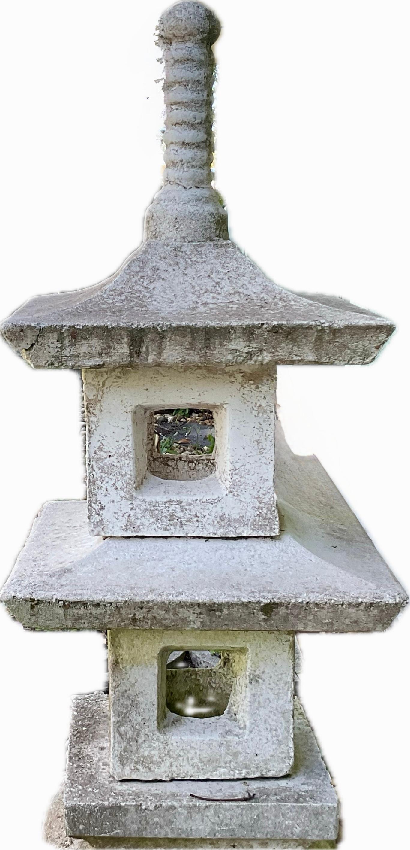 Japonisme Pagodes de jardin en pierre moulée, la paire en vente