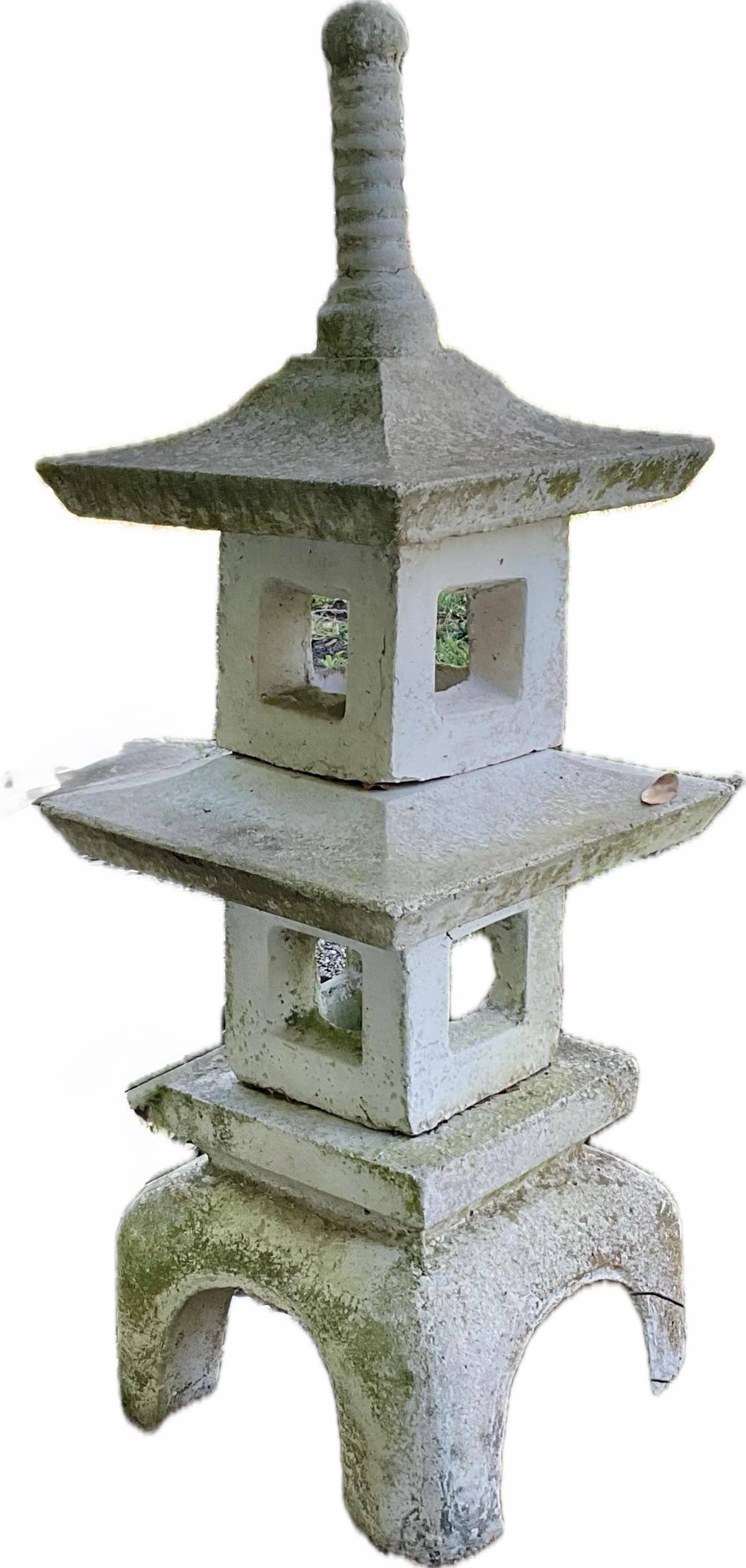 Japonais Pagodes de jardin en pierre moulée, la paire en vente