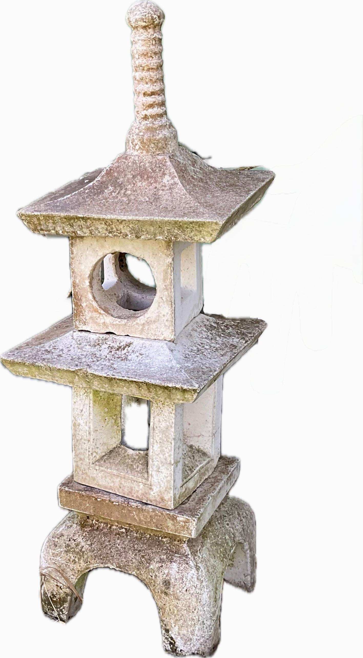 Pagodes de jardin en pierre moulée, la paire Bon état - En vente à Bradenton, FL